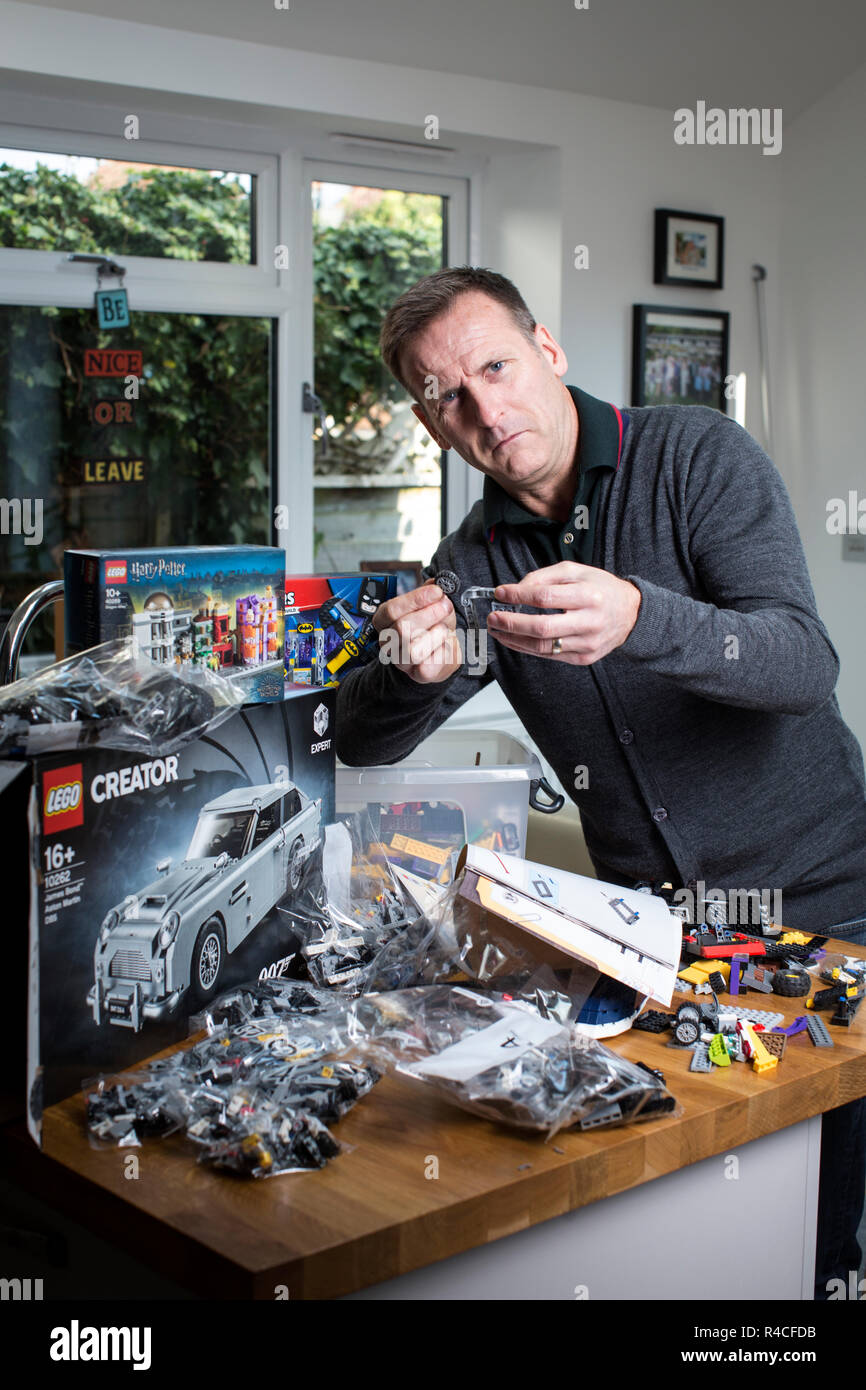 Uomo di mezza età costruzione Lego a casa in Inghilterra, come adulti sono ammettere alla dipendenza di Mattone di Edificio del fenomeno, Regno Unito. Foto Stock