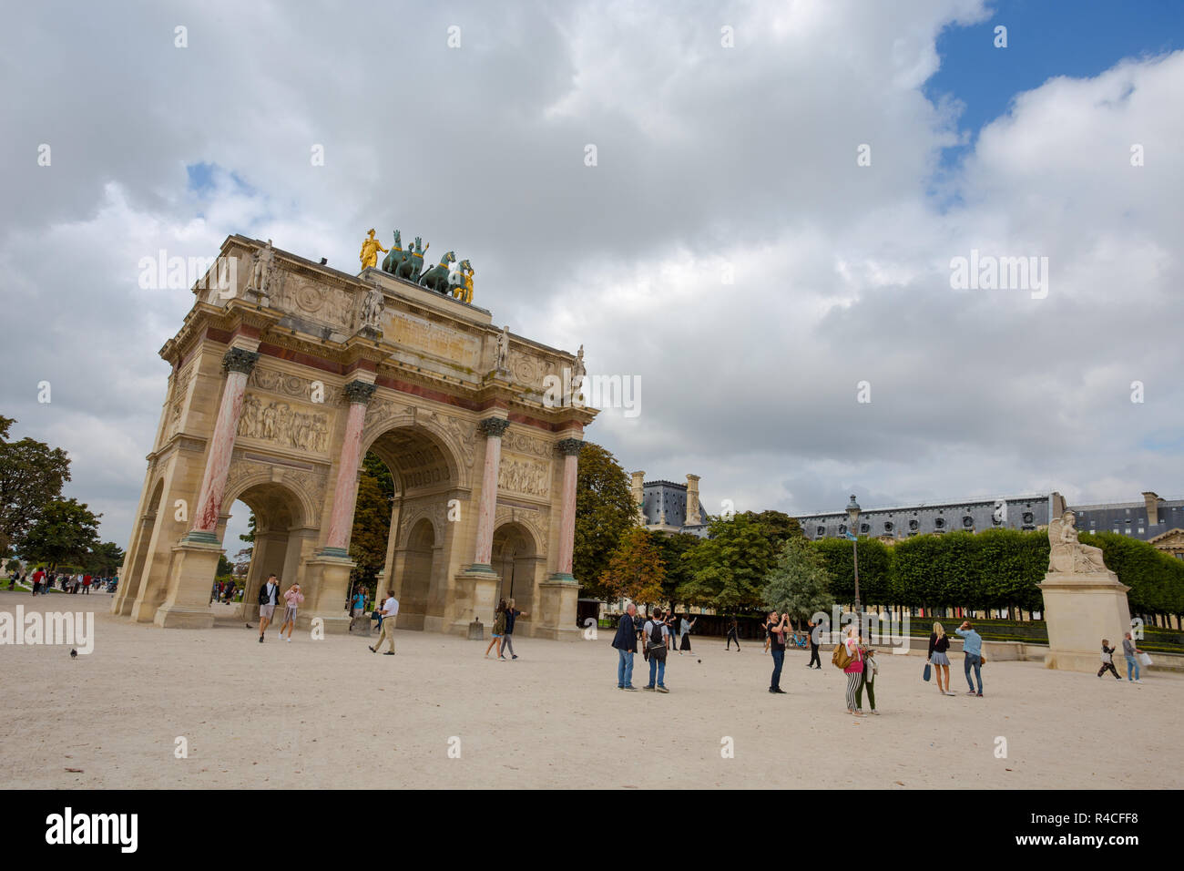 Parigi, Francia, 6 settembre 2018 - Giostra Arco di Trionfo che unisce il cortile del Louvre per i giardini delle Tuileries a Parigi, Francia Foto Stock