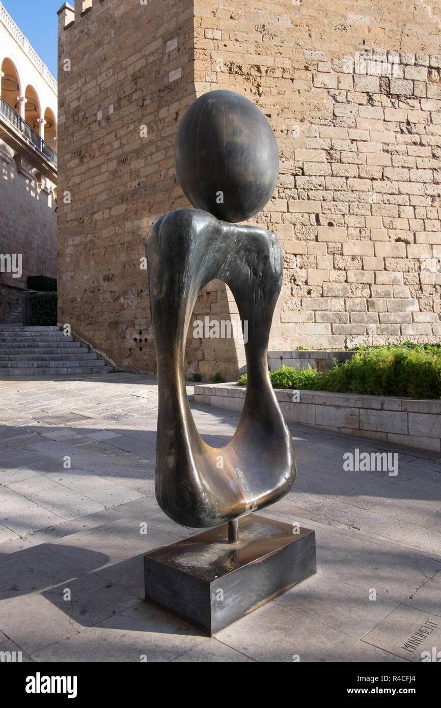 Monumento a la dona di Joan Miro nel centro storico della città di Palma di Maiorca, Mallorca Foto Stock