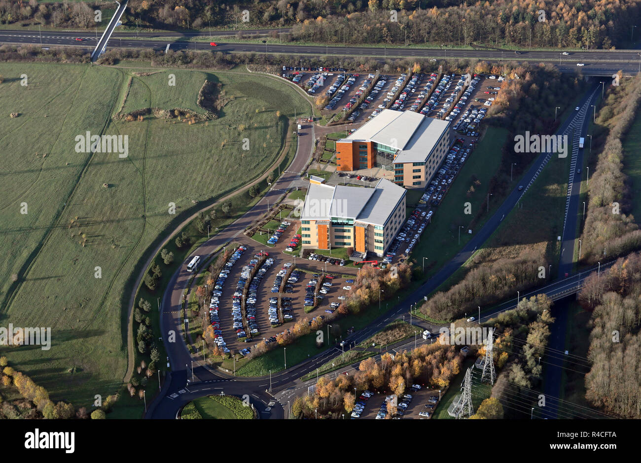 Vista aerea di due edifici per uffici (compresi Lowell Financial Ltd), su Savannah Way, Leeds Valley Park, Leeds 10, West Yorkshire Foto Stock