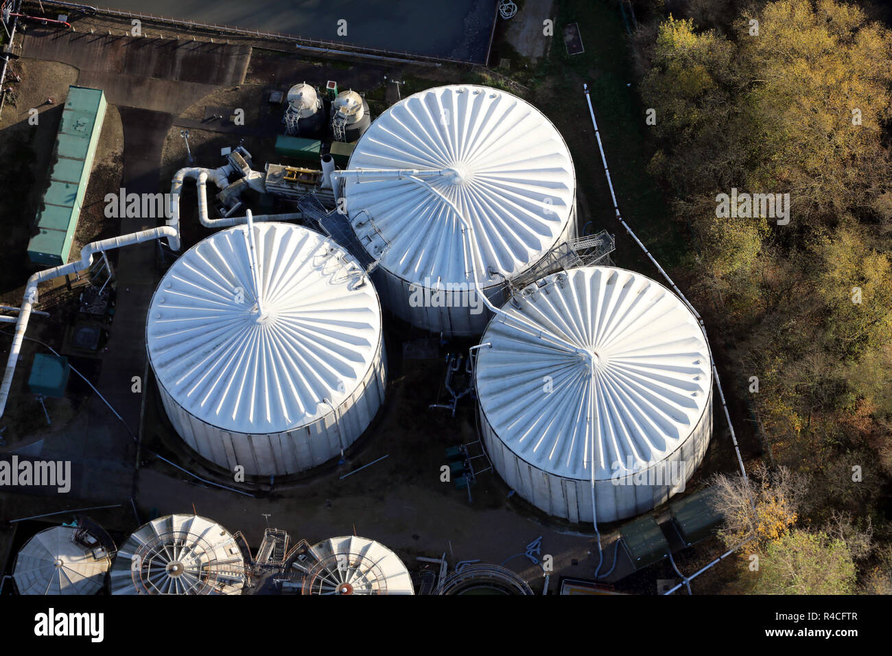 Vista aerea di 3 serbatoi di stoccaggio sul sito SRCL nella Croce Verde Skelton Grange area di Leeds, West Yorkshire, Regno Unito Foto Stock