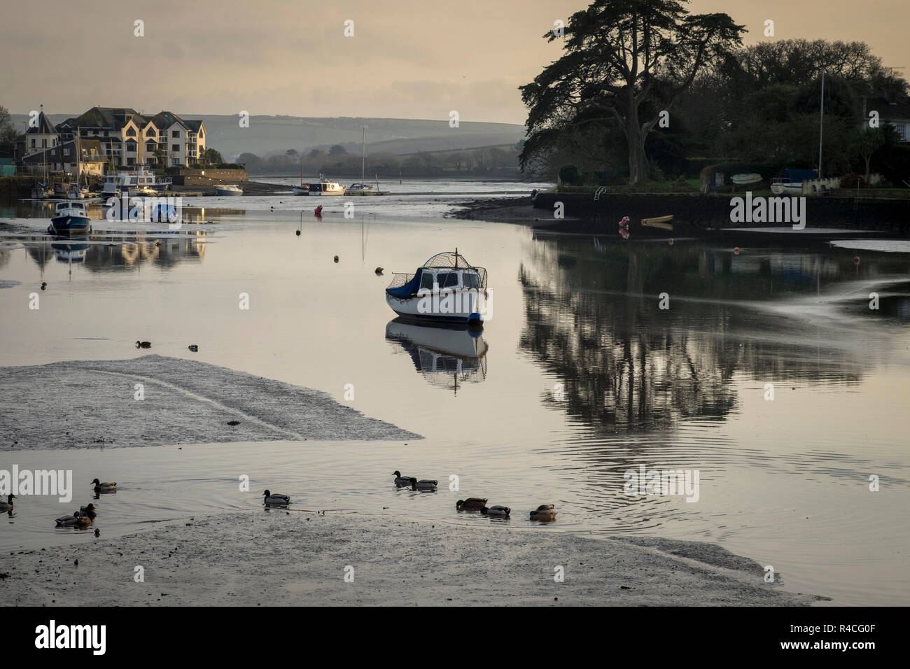Kingsbridge estuario, Devon, ancora serata con barche a riposo Foto Stock