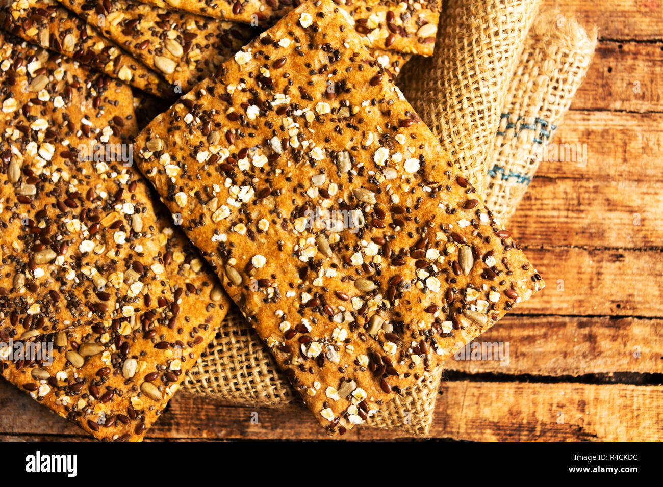 Biscotti integrali con semi di Chia e cereali vista superiore Foto Stock