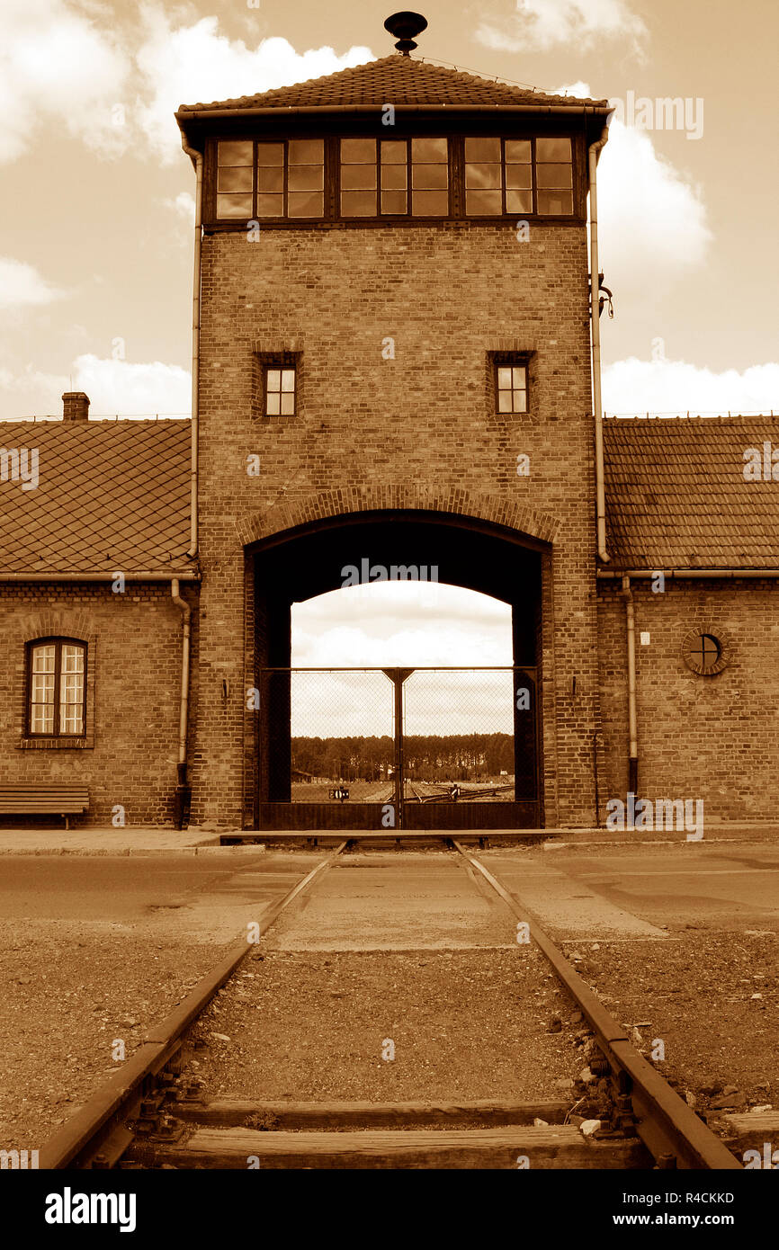 La torre di sicurezza all'entrata di Auschwitz Birkenau campo di concentramento Foto Stock