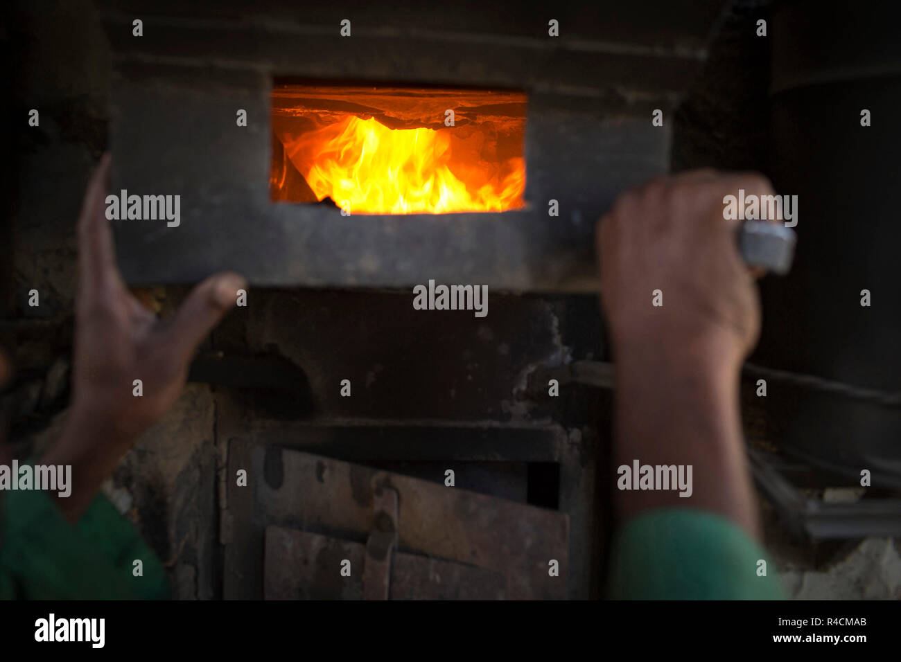 La Comunità fornello inventato da Jim Archer utilizzato per generare calore dalla combustione di rifiuti raccolti in ordine per le comunità di essere in grado di cuocere il loro dai Foto Stock