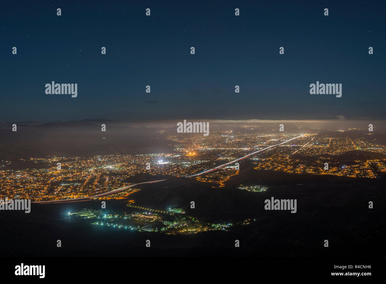 Notte di Nebbia cima vista suburbana di Simi Valley vicino a Los Angeles in Ventura County in California. Foto Stock