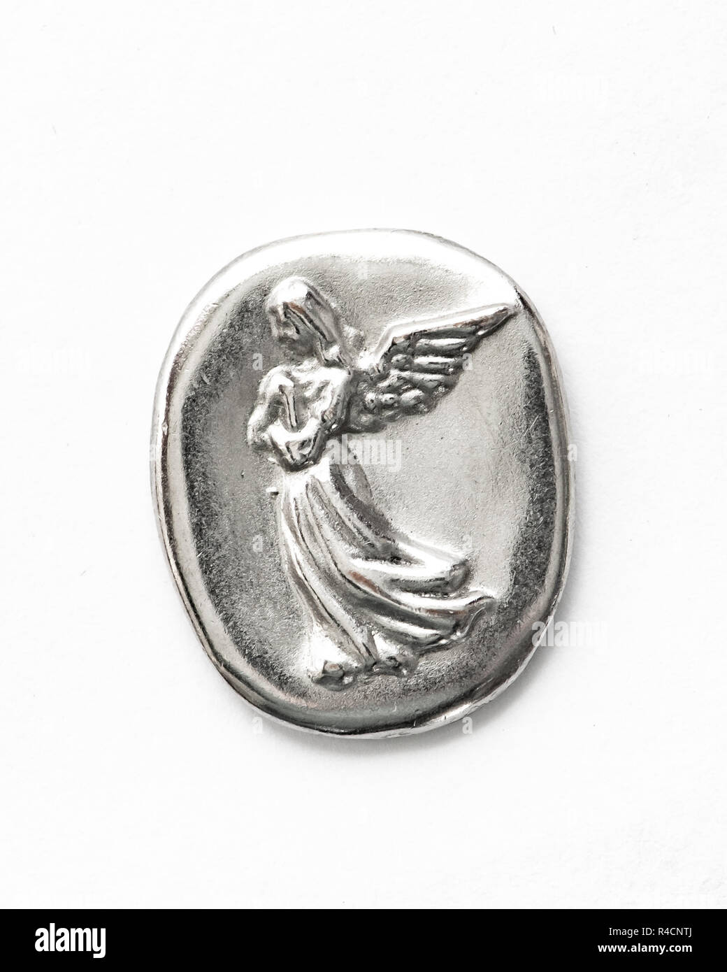 Un cristiano di argento angelo custode per portare in tasca per la protezione e la guarigione. Foto Stock