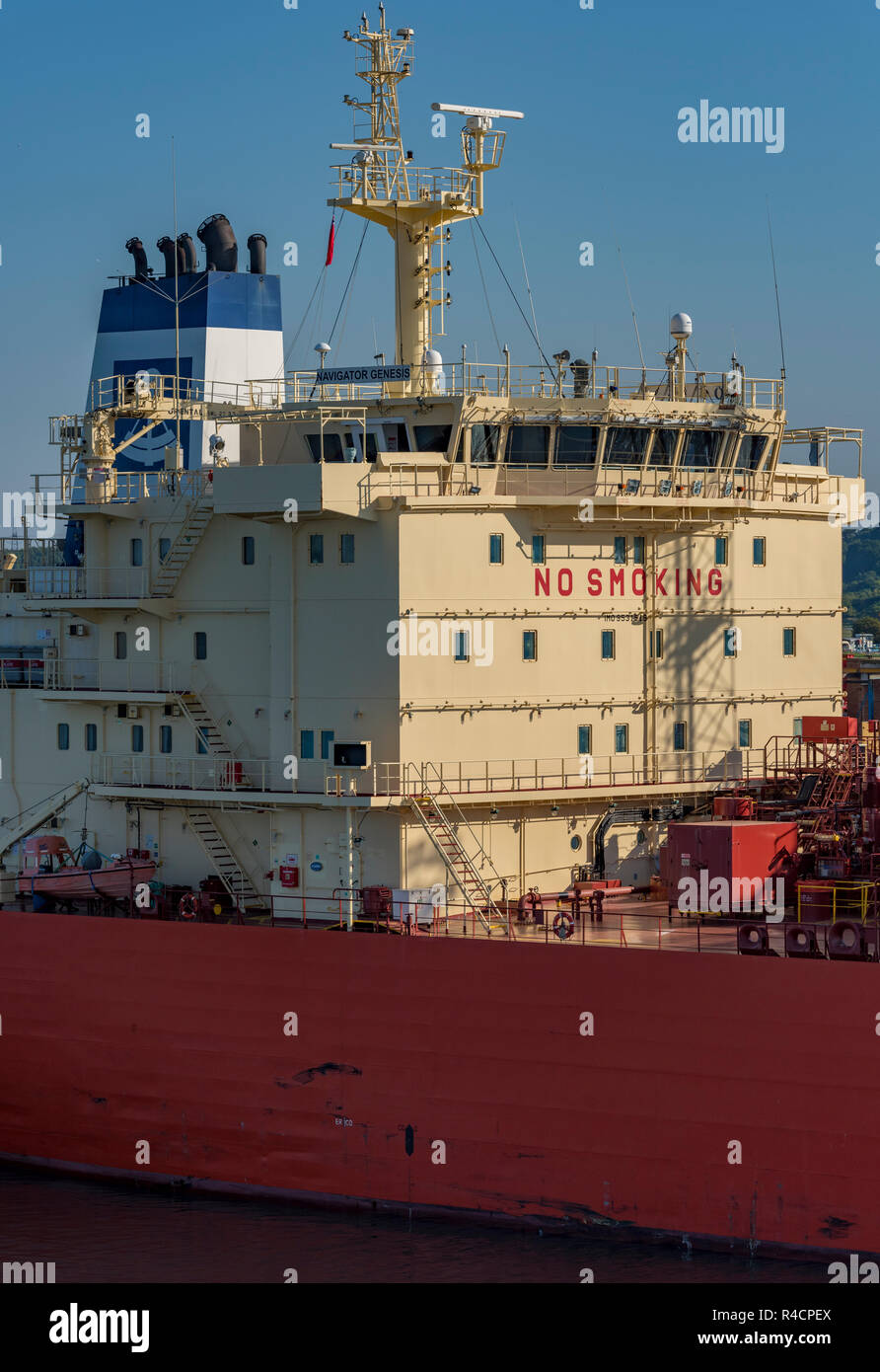 Il ponte di un moderno bulk marittime petroliera accanto a esso raffineria di petrolio a fawley sul bordo di Southampton acqua. Foto Stock