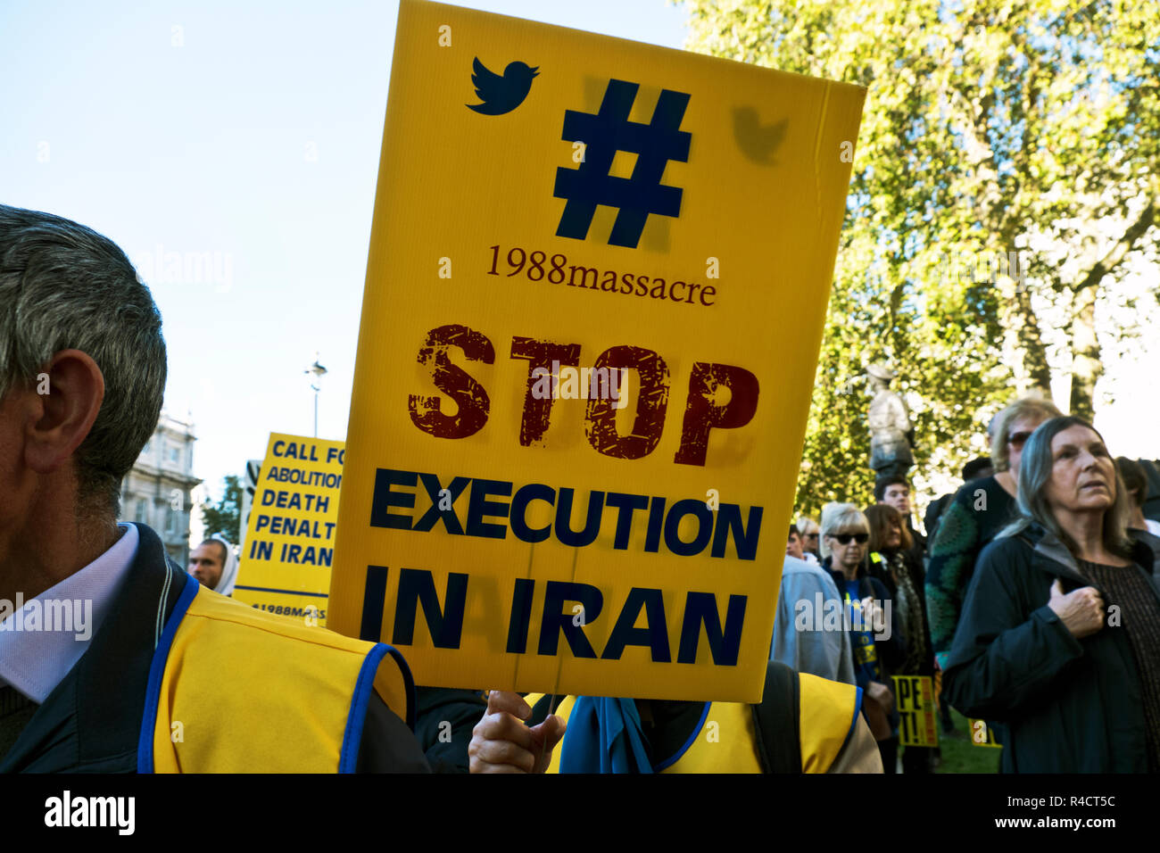Manifestanti iraniani protestando circa le esecuzioni in Iran a Londra al di fuori di Downing Street. Foto Stock