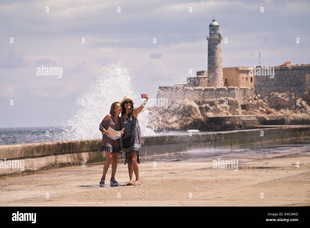 Ragazze turistica prendendo Selfie con telefono cellulare in Havana Cuba Foto Stock