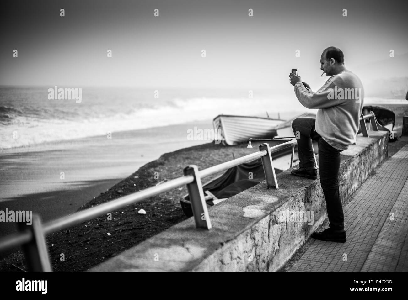 L'uomo con il telefono sulla spiaggia, Sicilia, Italia, Europa. Foto Stock