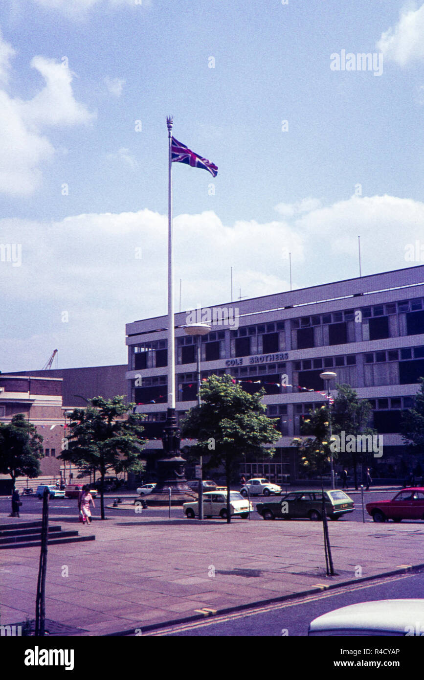 Il memorial bandiera pole nel centro della città di Sheffield è stato eretto per commemorare i soldati che hanno perso la vita durante la prima guerra mondiale immagine presa Giugno 1975 Foto Stock