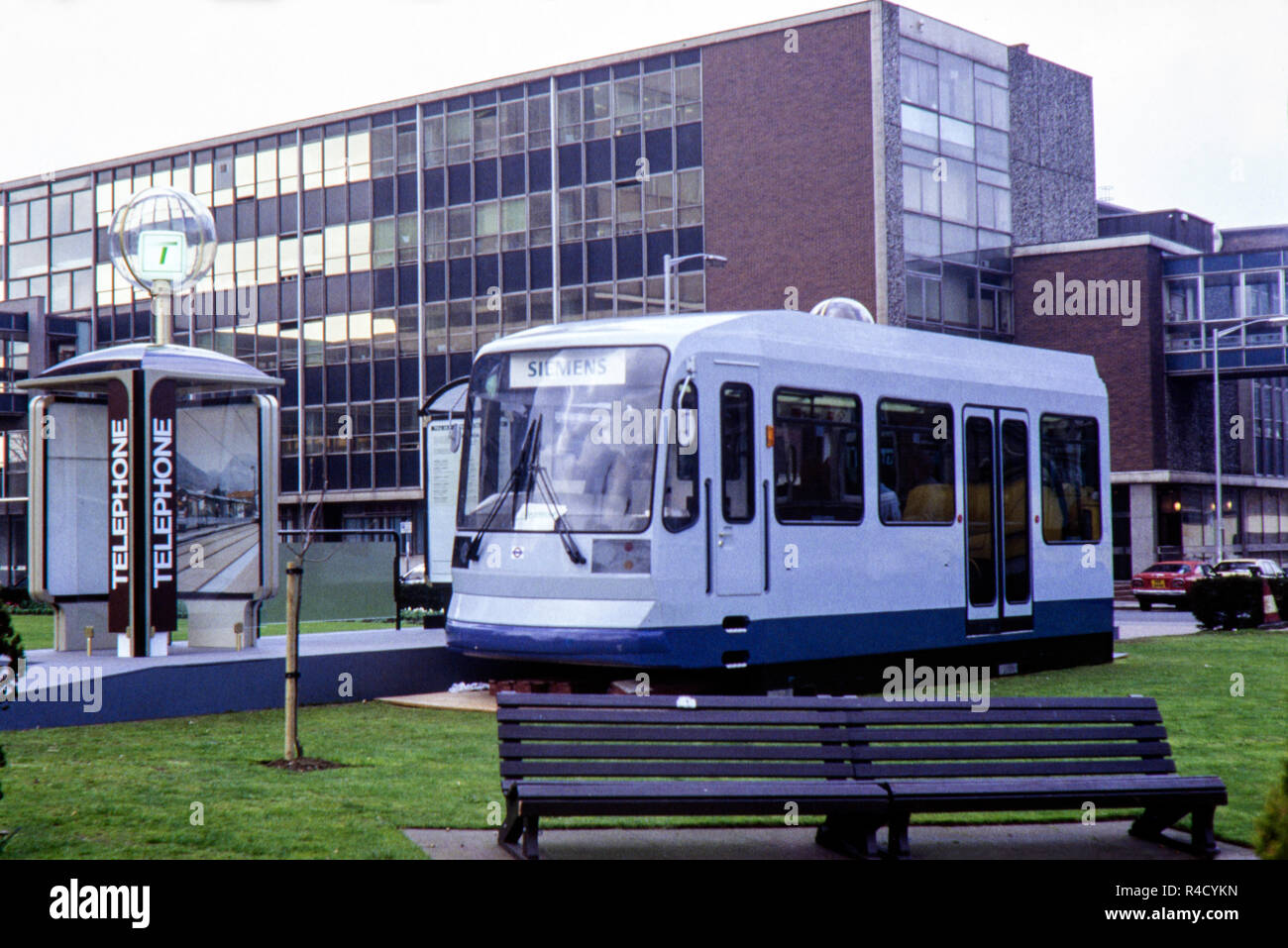 Un modello dimostrativo di una Siemens Supertram in Queens Gardens, Croydon in aprile 1991 Foto Stock