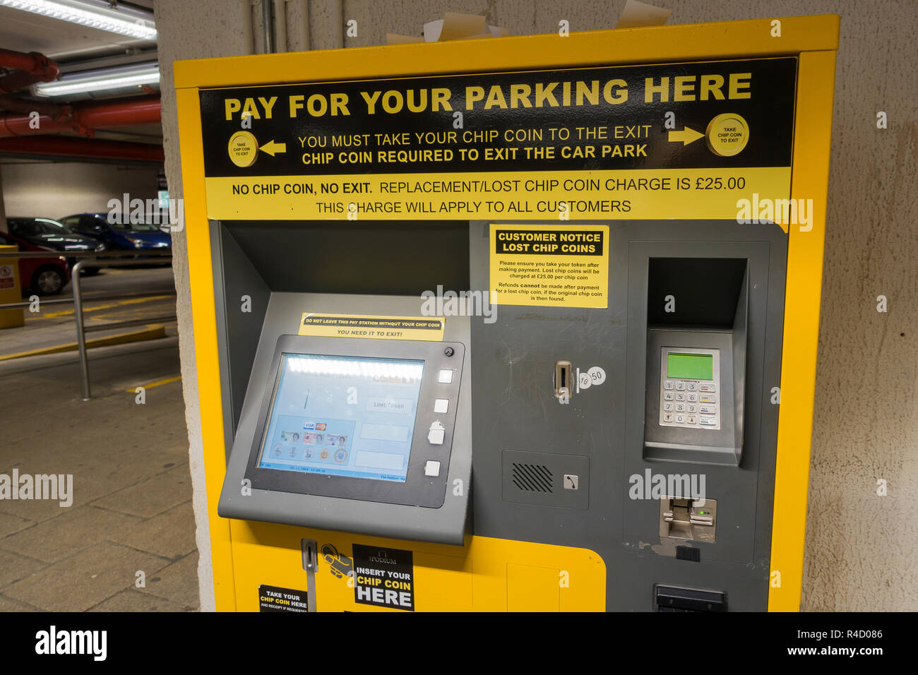Un parchimetro chip-coin machine per un parcheggio auto, REGNO UNITO Foto Stock
