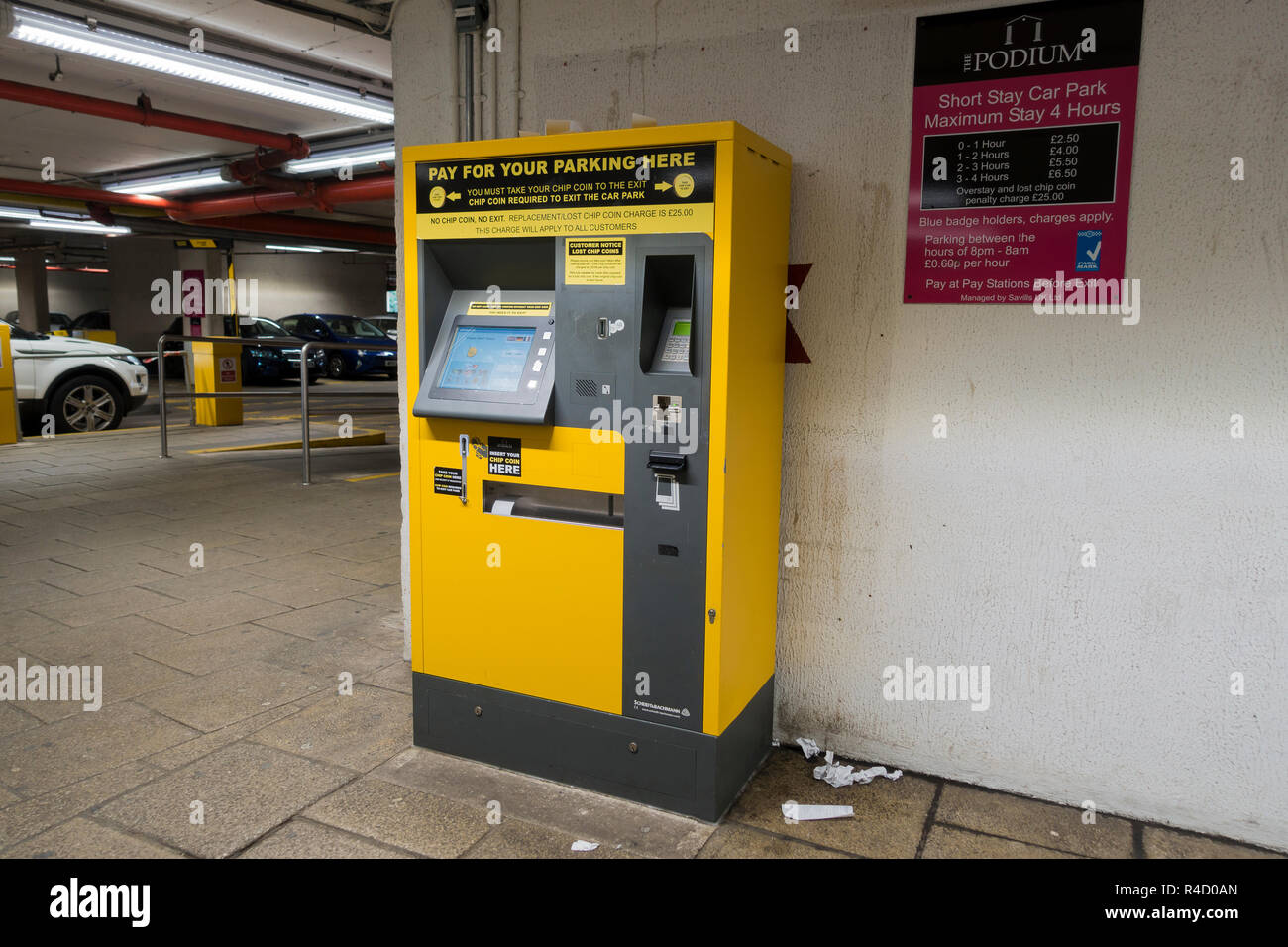 Un parchimetro chip-coin machine per un parcheggio auto, REGNO UNITO Foto Stock