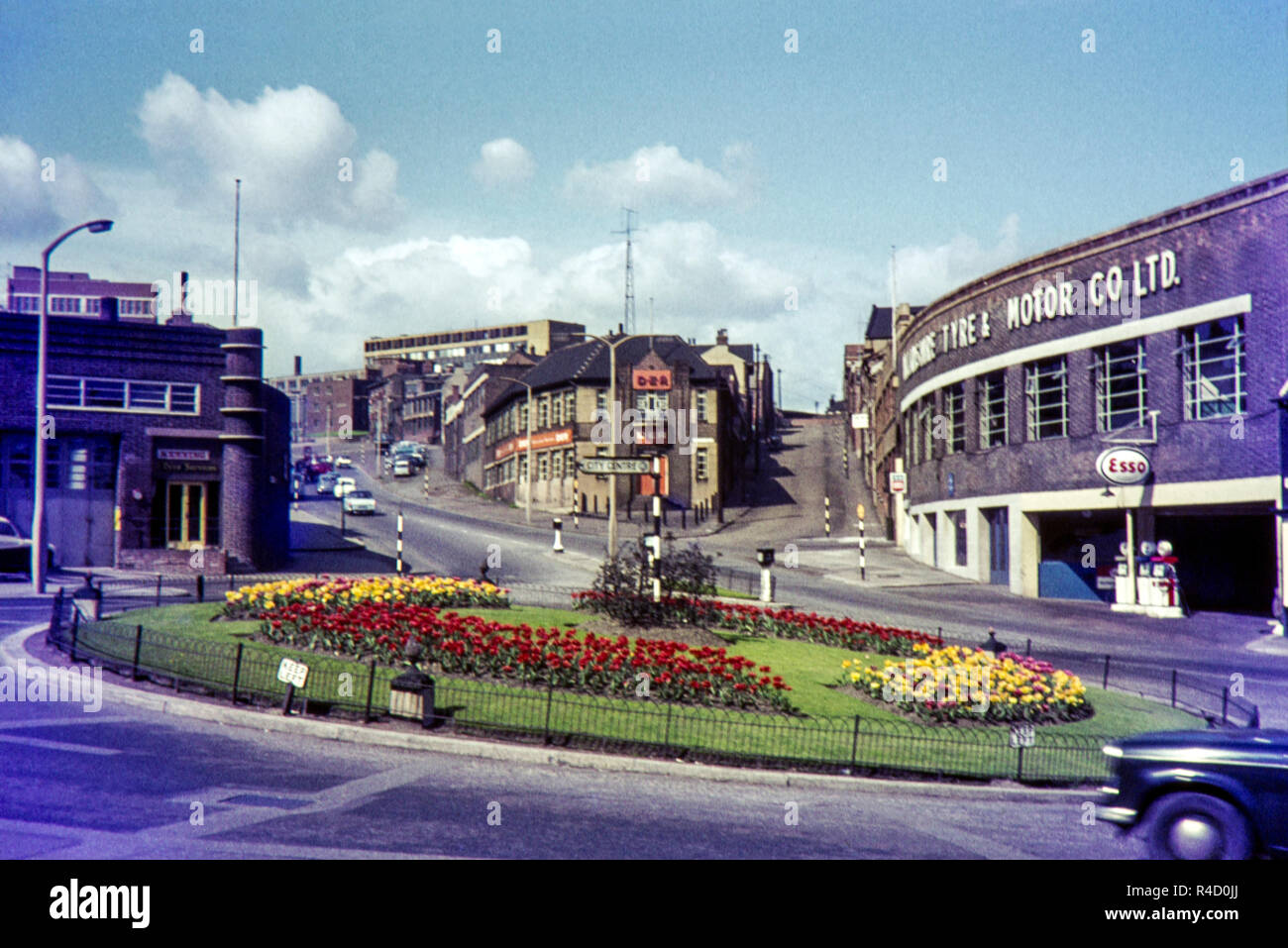 Ampia rotatoria di corsia e garage Esso, Sheffield 1969 Foto Stock
