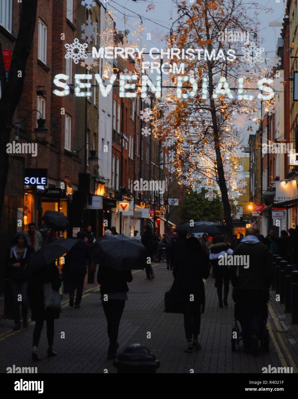Le luci di Natale su Neal Street neat Seven Dials, Londra, Regno Unito. Foto Stock
