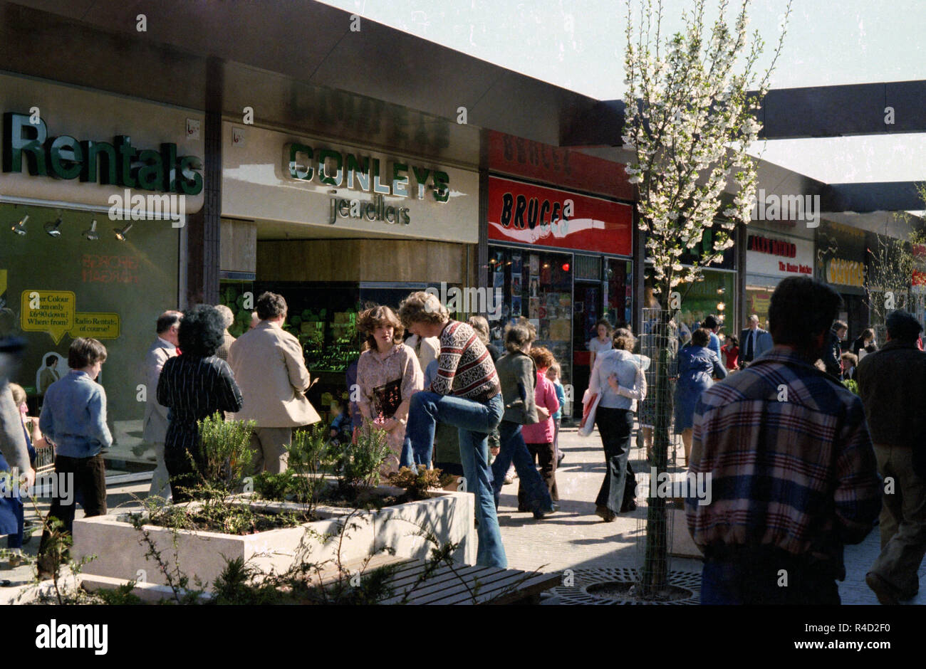 Alcuni dei negozi di Clyde Shopping Center. Il Centro Commerciale per lo più non hanno un tetto, bello in una giornata di sole, non così buona in una giornata invernale e. 1979 Foto Stock