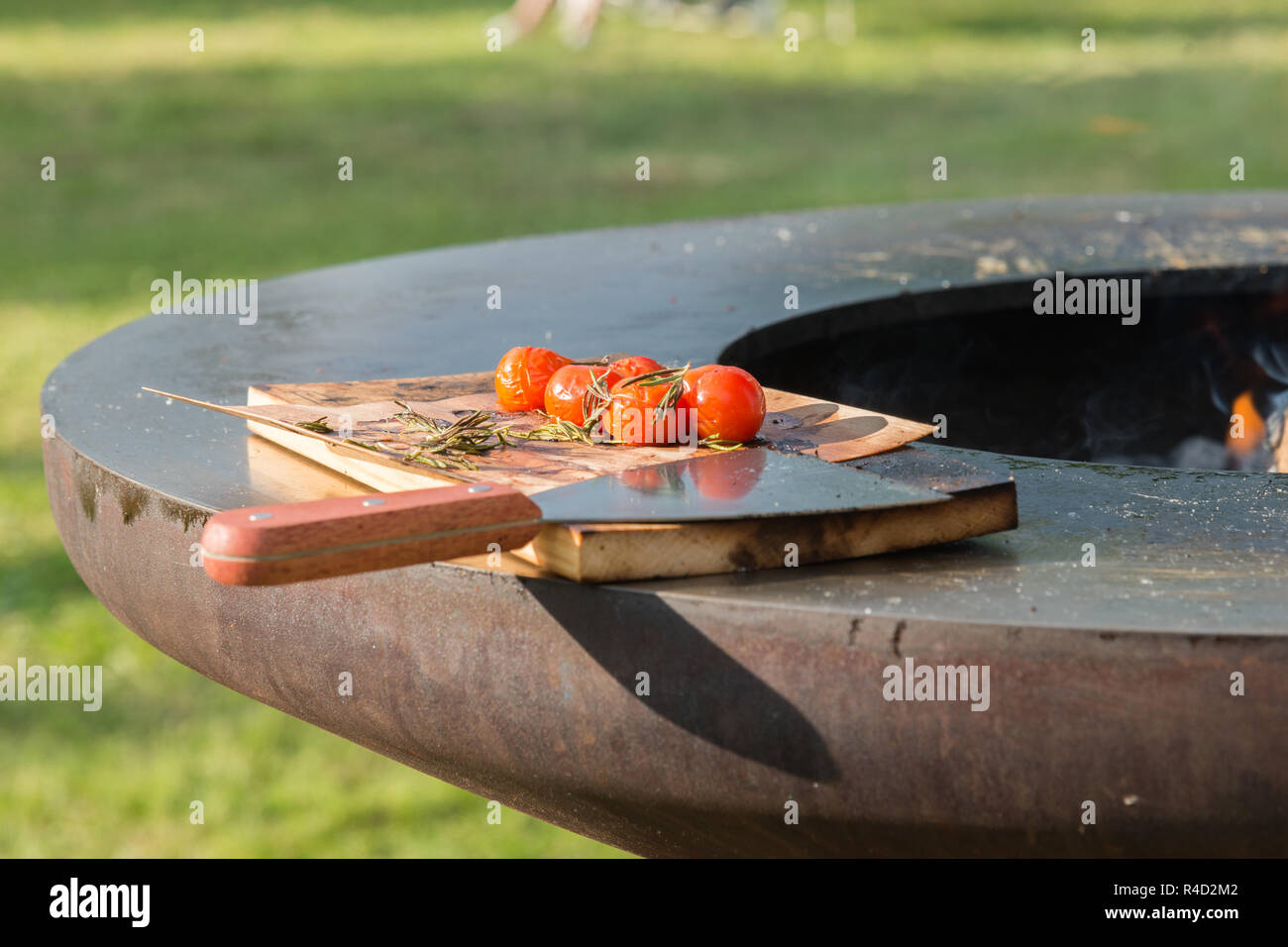 Pomodori in padella per grigliare la tabella Foto Stock