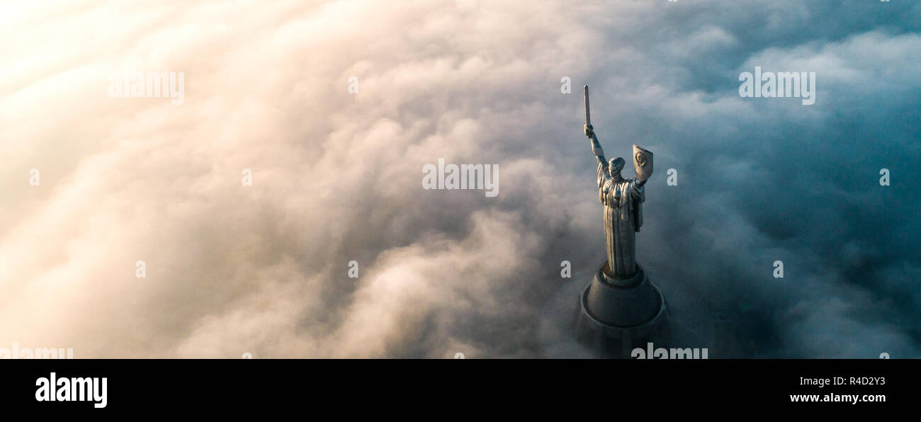 Vista aerea del monumento patria, avvolta in una fitta nebbia. Monumenti storici dell'Ucraina. Foto Stock