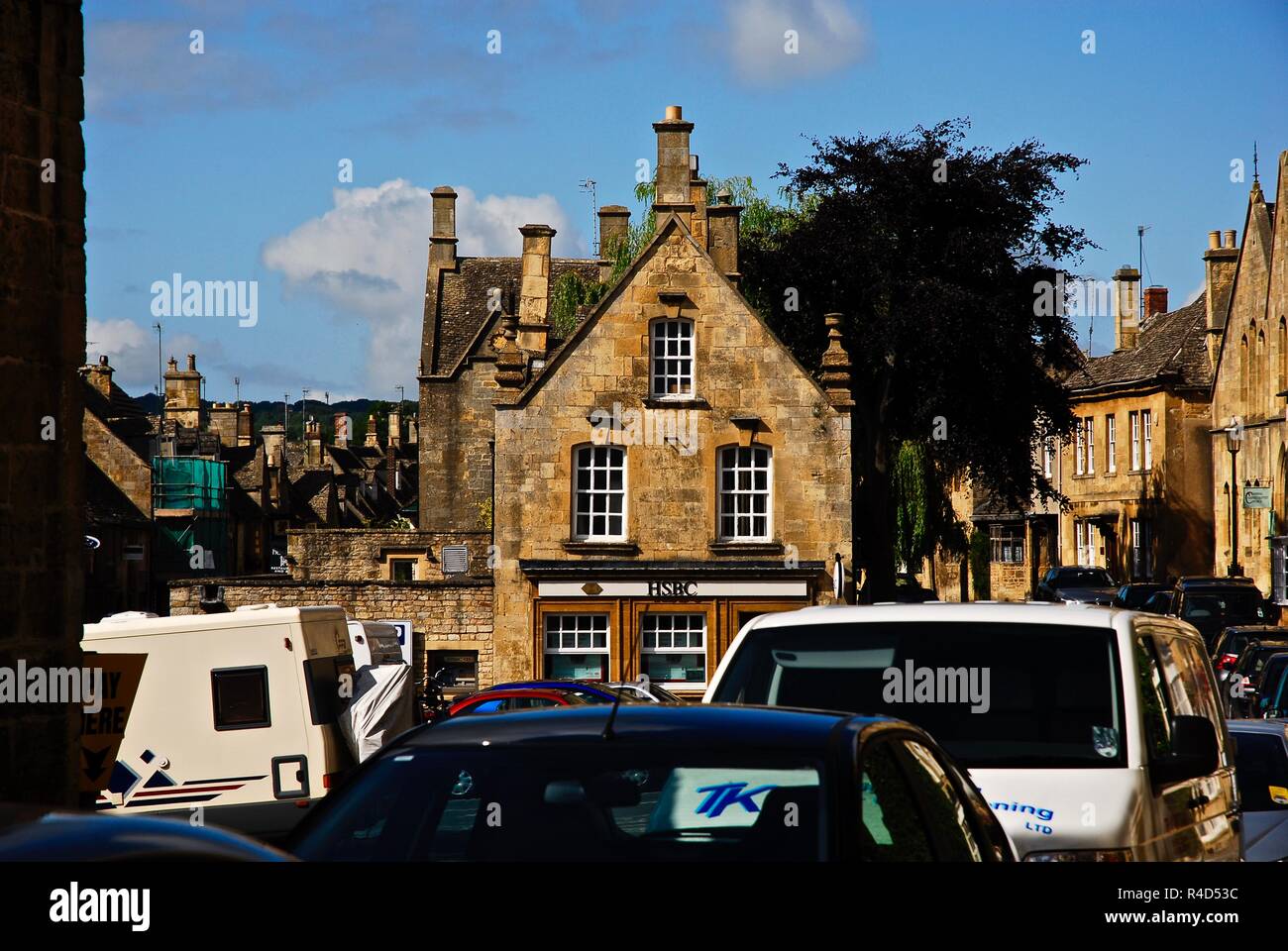 Auto parcheggiate sulla High Street con Cotswold costruzioni di pietra nella città mercato di Chipping Campden, Gloucestershire, Regno Unito Foto Stock