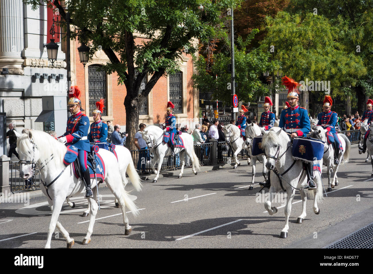 MADRID, Spagna - 12 ottobre: Spagnolo Royal Guard cavalleria (Guardia reale) sulla Nazionale Spagnola di giorno Foto Stock