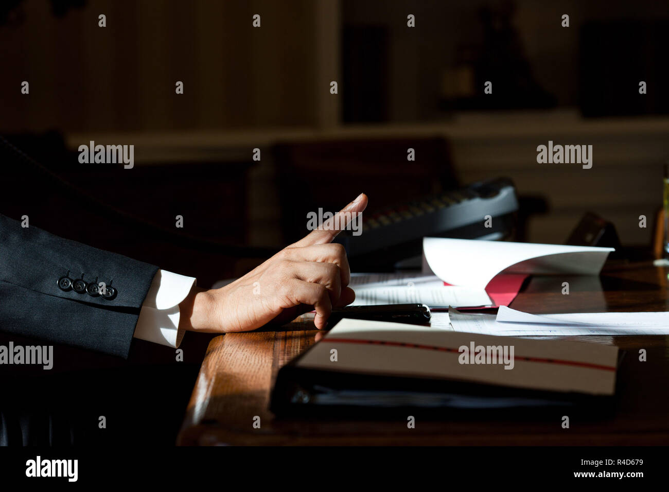 Il presidente Barack Obama gesti durante una chiamata telefonica all Ufficio Ovale, Feb 17, 2011. (Official White House Photo by Pete Souza) Foto Stock