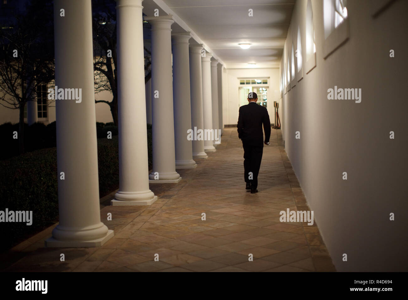 Il presidente Barack Obama passeggiate lungo il colonnato verso l'Ufficio Ovale. 2/26/09. Gazzetta White House Photo by Pete Souza Foto Stock