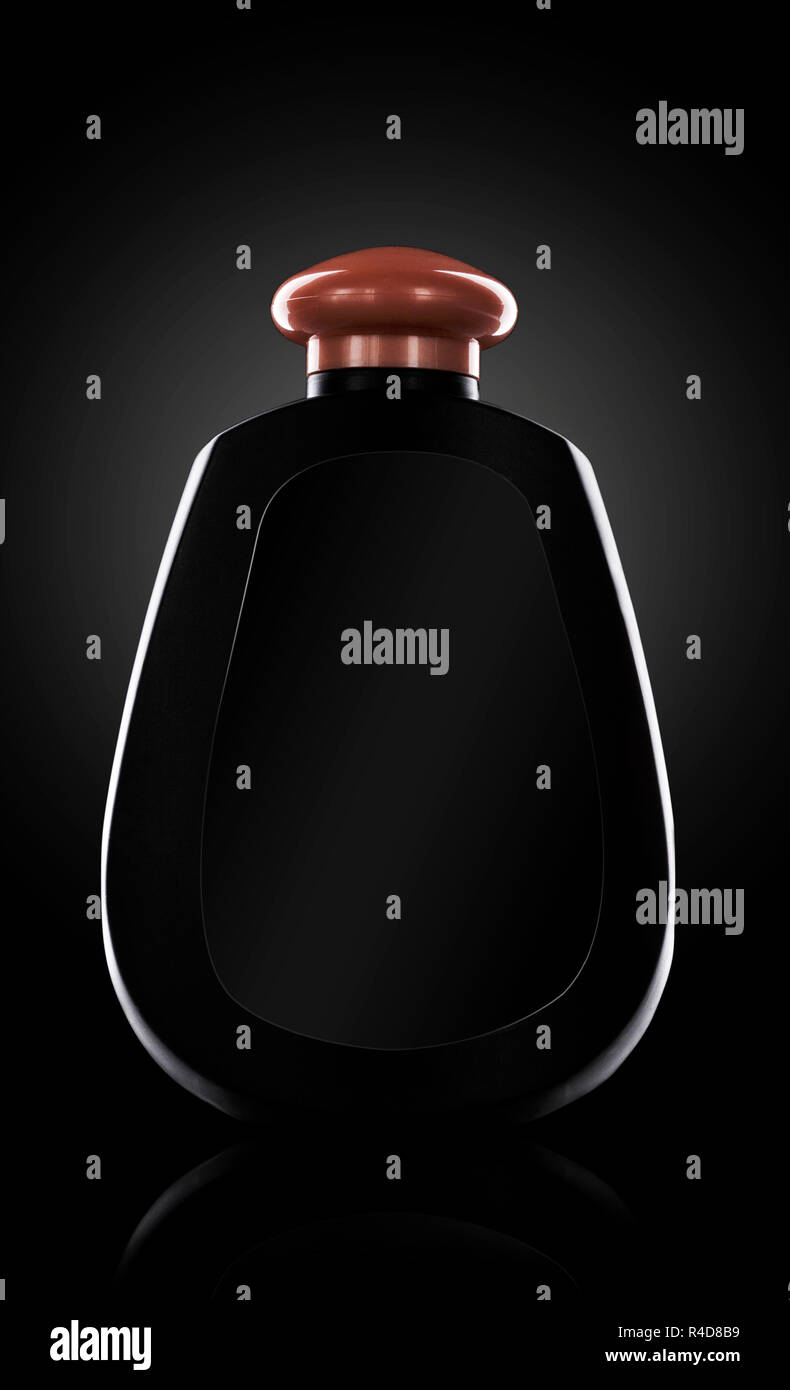 Tubo nero bottiglia contenitore cosmetico per liquido, lozione, bagno di schiuma su sfondo nero. Utile come mock-up presentazione della bottiglia. Foto Stock