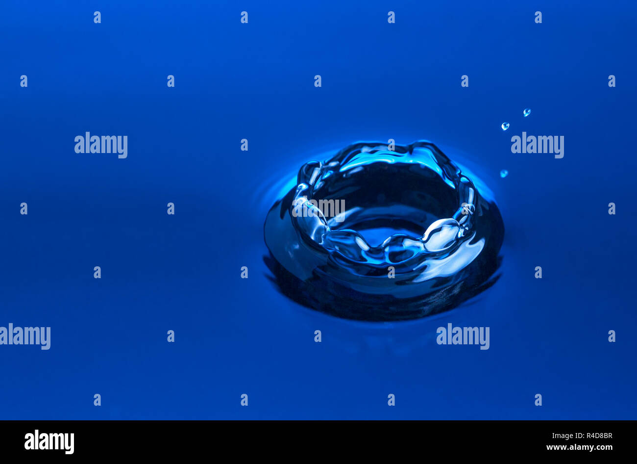 Goccia di acqua vicino fino in blu, utili come fresca e chiara presentazione di sfondo Foto Stock