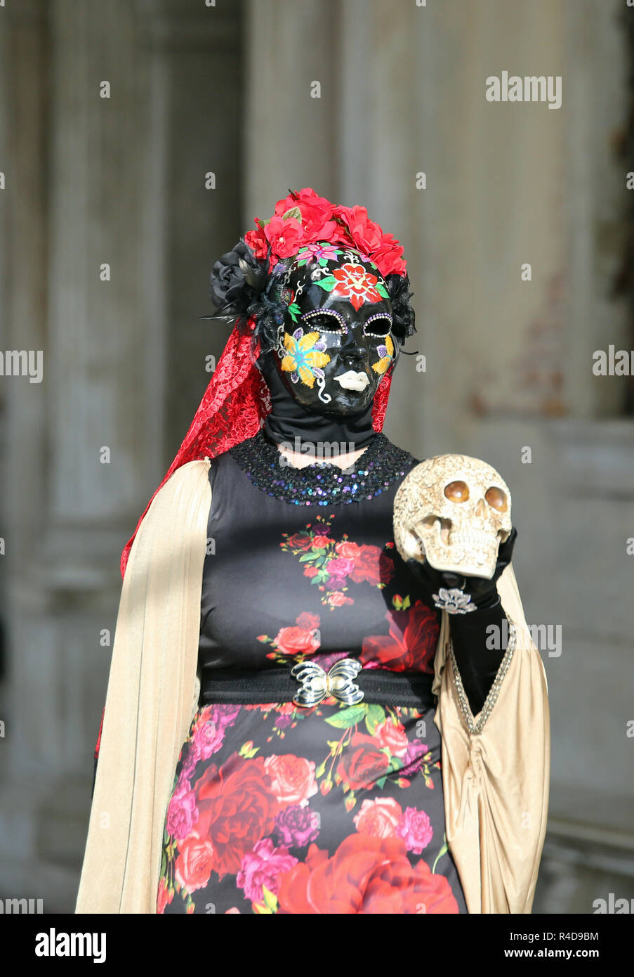 Venezia, VE, Italia - 5 Febbraio 2018: donna mascherata durante il carnevale con un teschio in mano Foto Stock