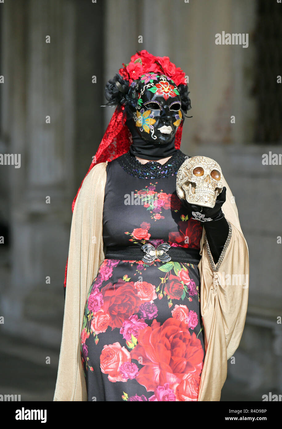 Venezia, VE, Italia - 5 Febbraio 2018: donna mascherata durante il carnevale  con un teschio in mano come Amleto Foto stock - Alamy