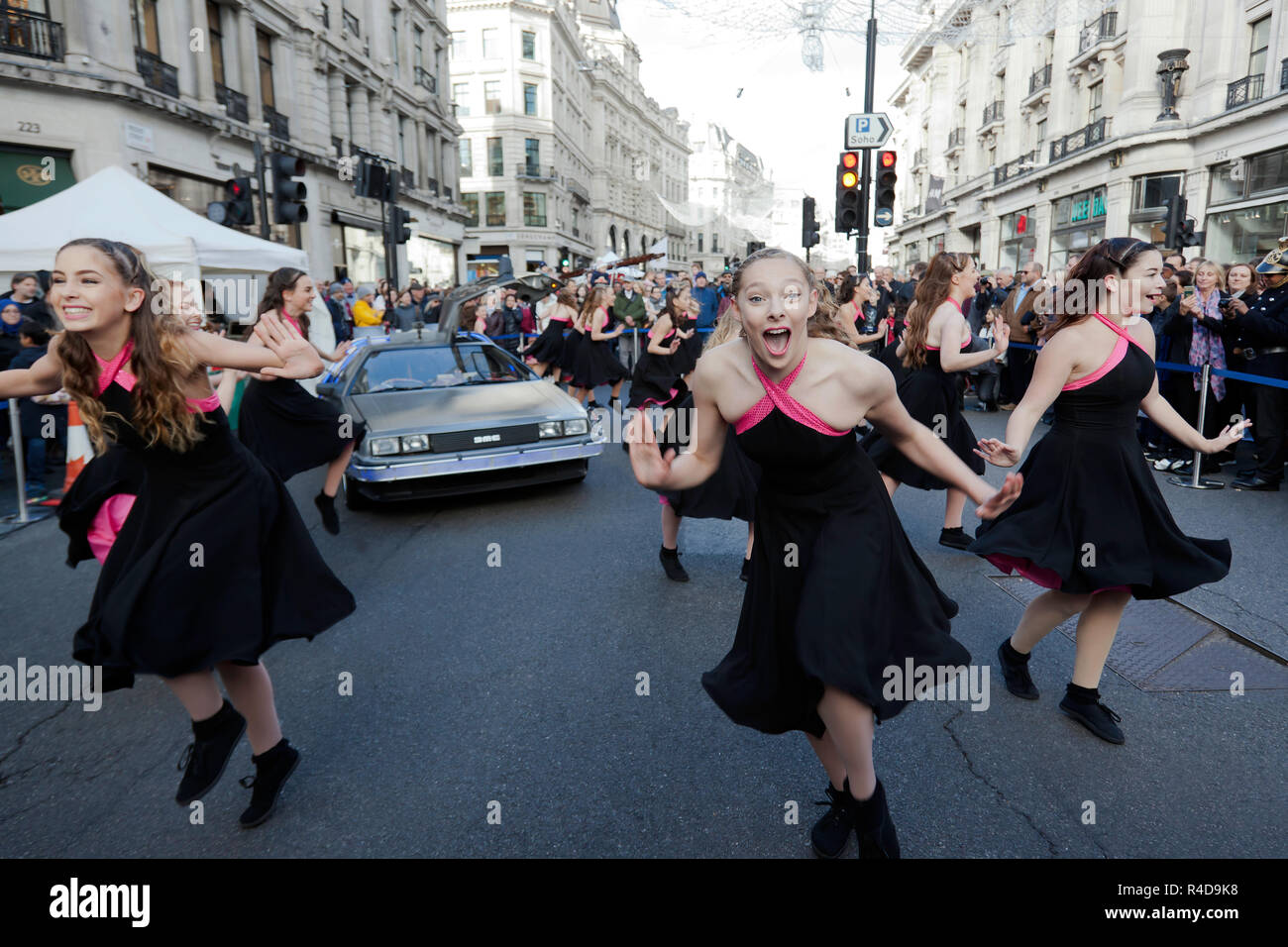 L'elite di canzone e ballo truppa "Il West End Kids', esecuzione di brani dal 'Torna a lui futuri film, di fronte alla DeLorean Time Machine Foto Stock