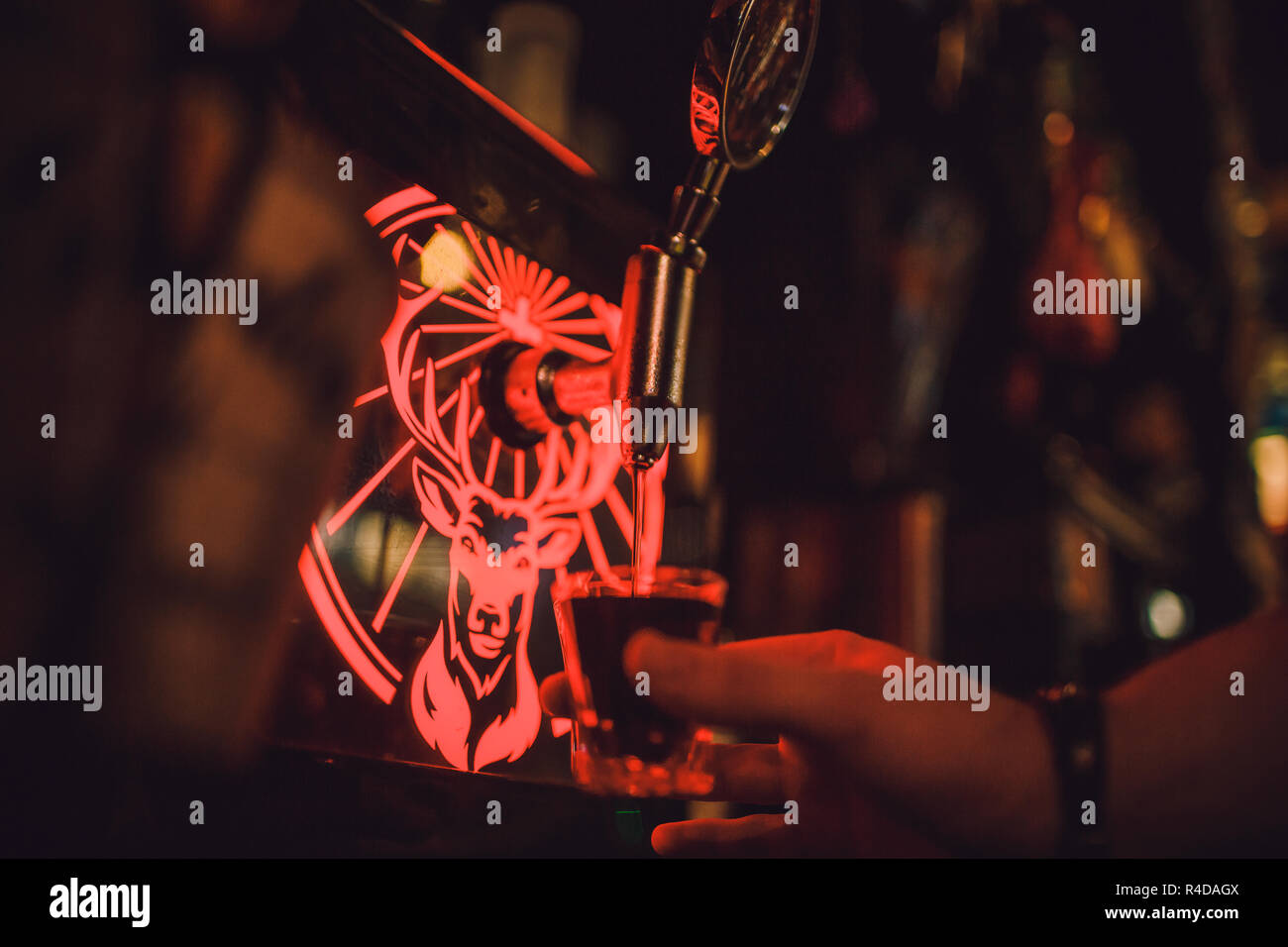 Ufa, Russia, HARAT'S PUB, 15 Novembre, 2018: Jagermeister alcol bevande nel bar. Il barista versa un bicchiere. Foto Stock