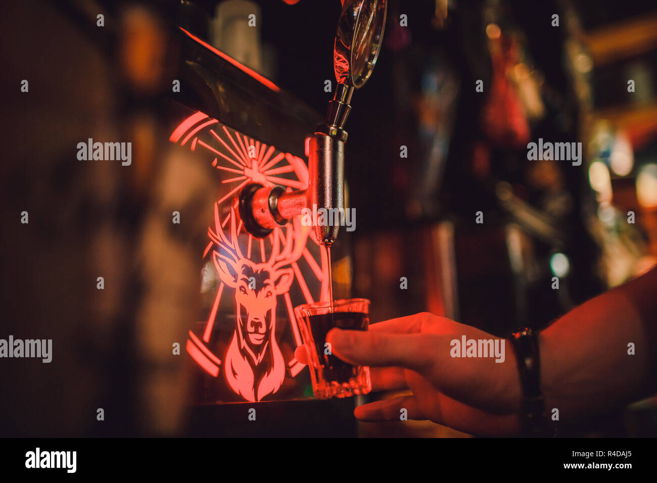 Ufa, Russia, HARAT'S PUB, 15 Novembre, 2018: Jagermeister alcol bevande nel bar. Il barista versa un bicchiere. Foto Stock