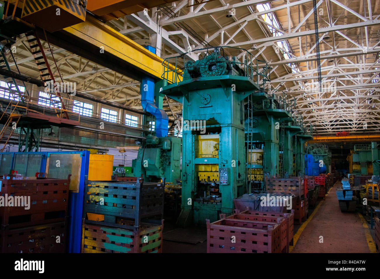 Negozio di macchina in carburo di silicio metallurgico lavori dentro la camera. Macchina di pressatura nel negozio industriale impianti di fucinatura. Foto Stock