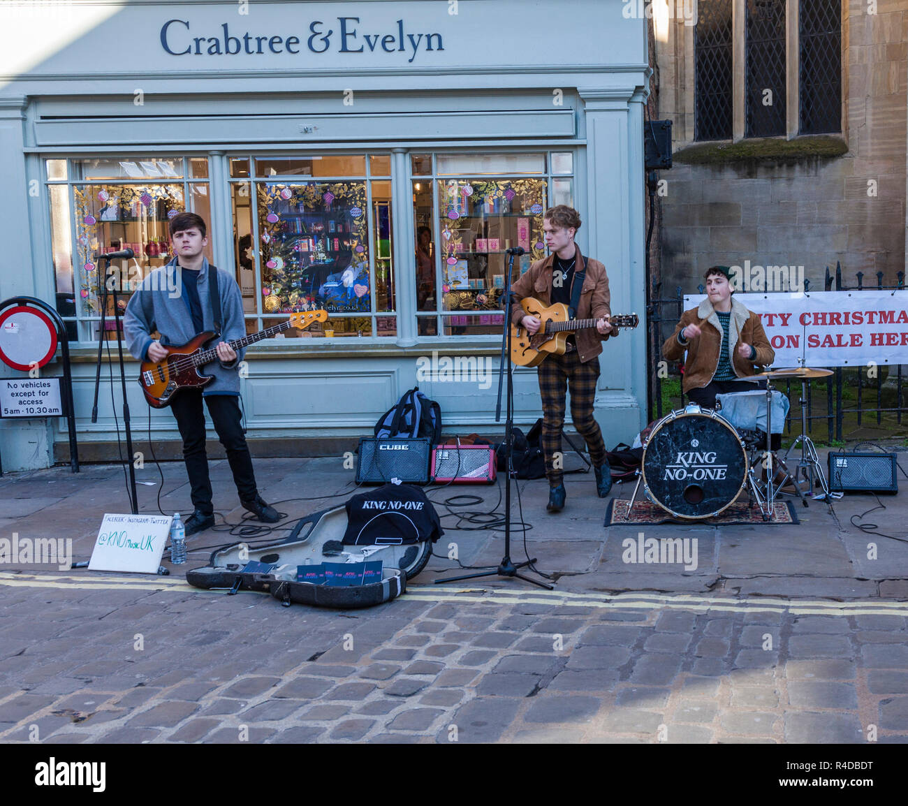 Il gruppo,re nessuno,eseguire sulle strade di York,l'Inghilterra,UK Foto Stock