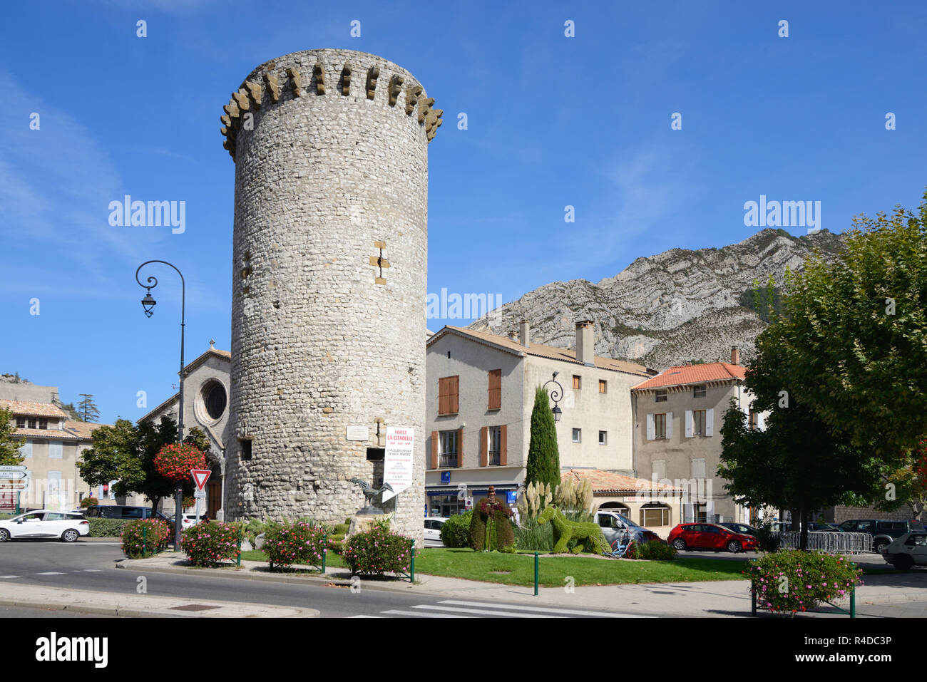 Medievale torre in pietra, il Tour de la Médisance, parte delle mura medievali della città o città fortificata, costruita nel 1370, Sisteron Provenza Foto Stock
