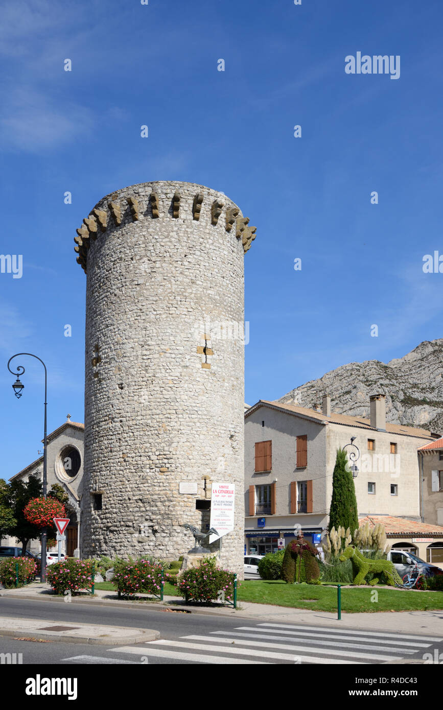 Medievale torre in pietra, il Tour de la Médisance, parte delle mura medievali della città o città fortificata, costruita nel 1370, Sisteron Provenza Foto Stock