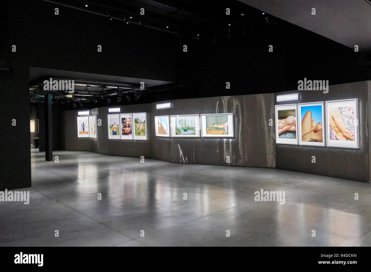 Panorama italiano mostra, nuovi talenti della moda italiana fotografia  (Vogue Photo Festival) mostra al silos di Armani, novembre 2018, Milano  Italia Foto stock - Alamy