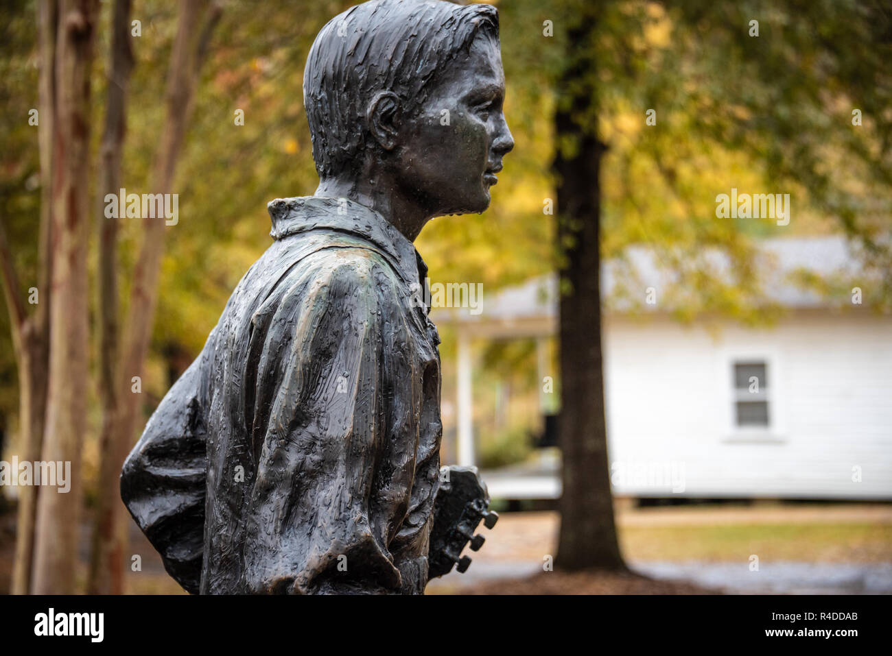 La scultura in bronzo di 13 anno vecchio Elvis Presley con chitarra presso la sua casa natale a Tupelo, Mississippi. (USA) Foto Stock
