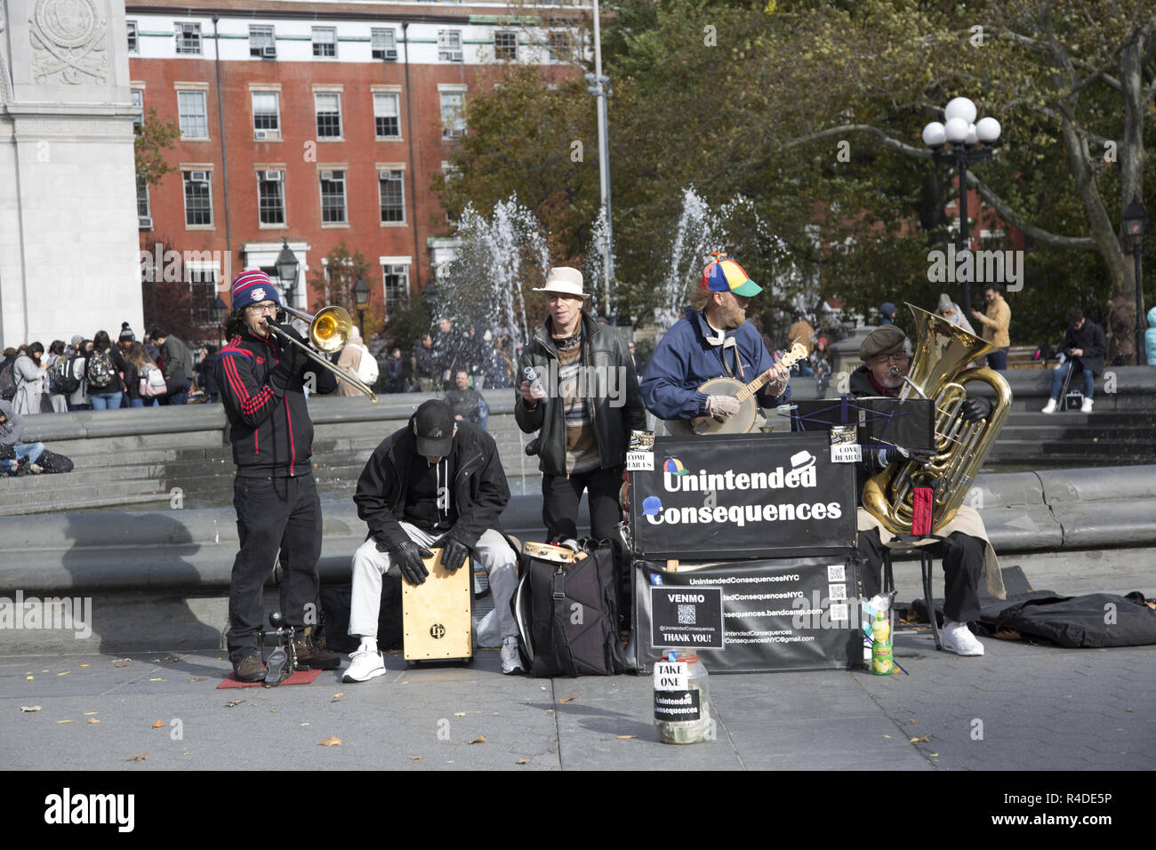 Conseguenze non intenzionali, un pezzo di cinque band professionale facendo qualche lavoro PR giocando a Washington Square Park nel Greenwich Village di New York City in un pomeriggio autunnale. Foto Stock