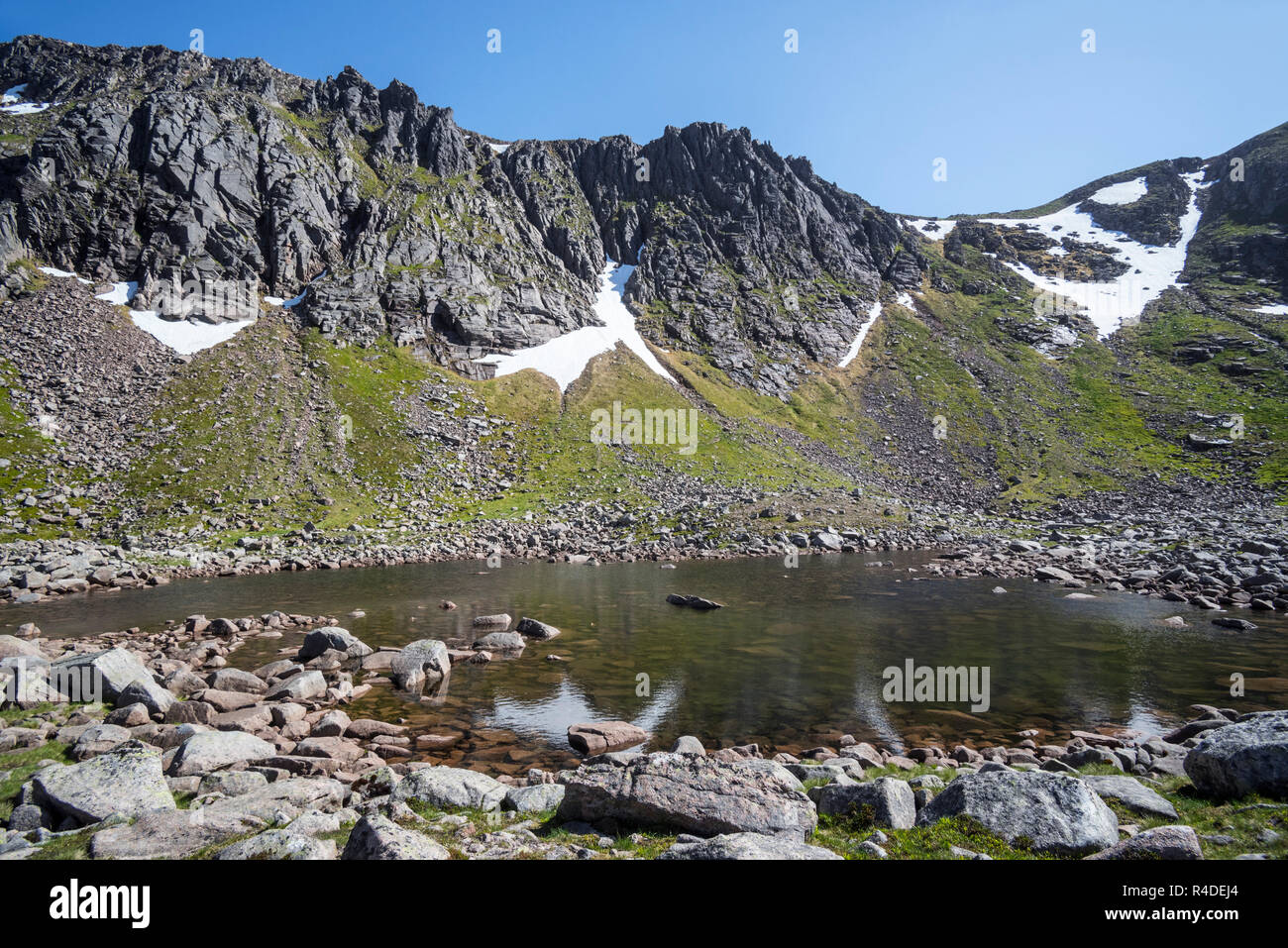 Lochan / piccolo lago a coire un Lochain / la grande lastra nel Parco Nazionale di Cairngorms, Highland, Scozia Foto Stock