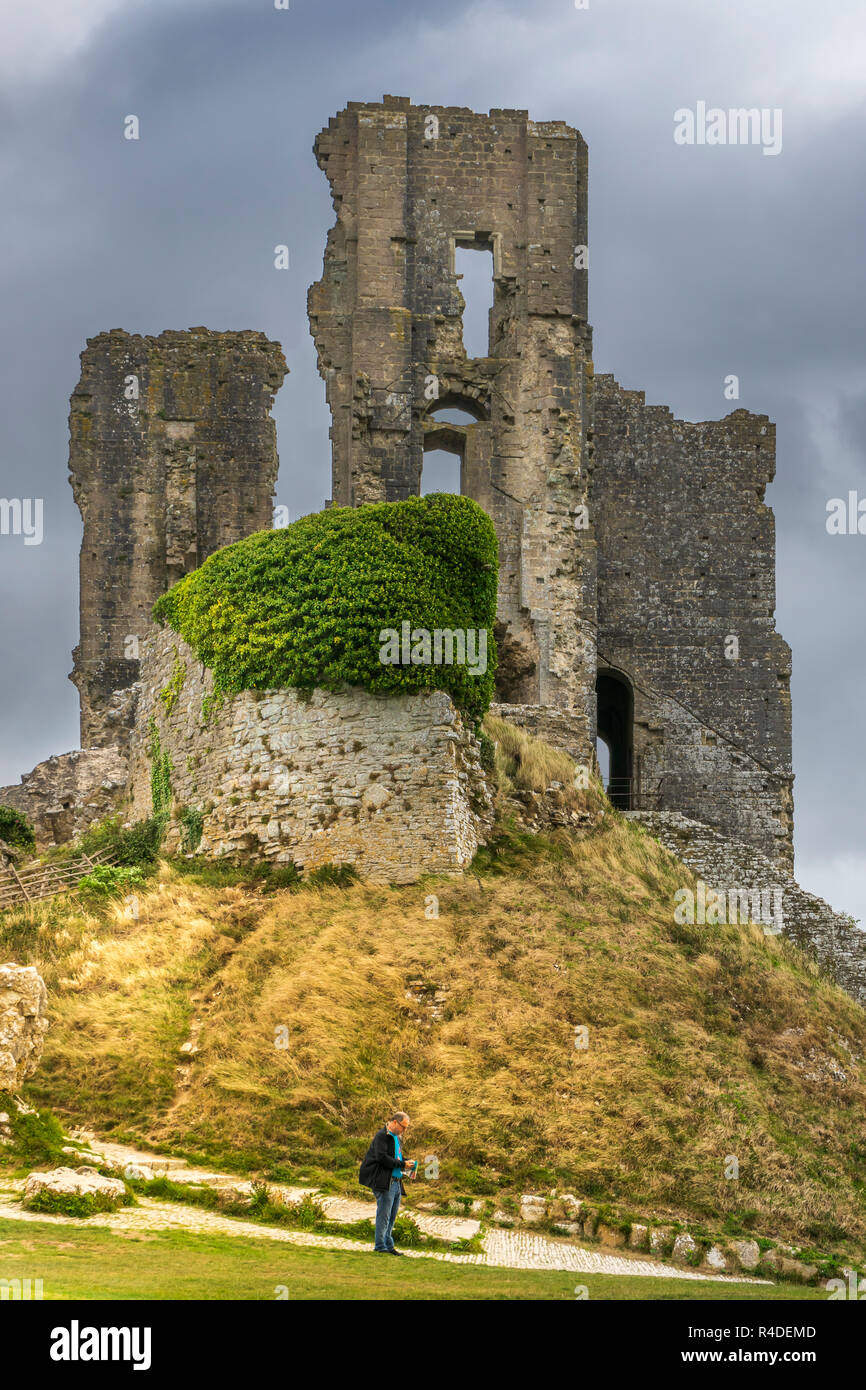 Le storiche rovine di Corfe Castle, nella contea di Dorset, Inghilterra. Foto Stock