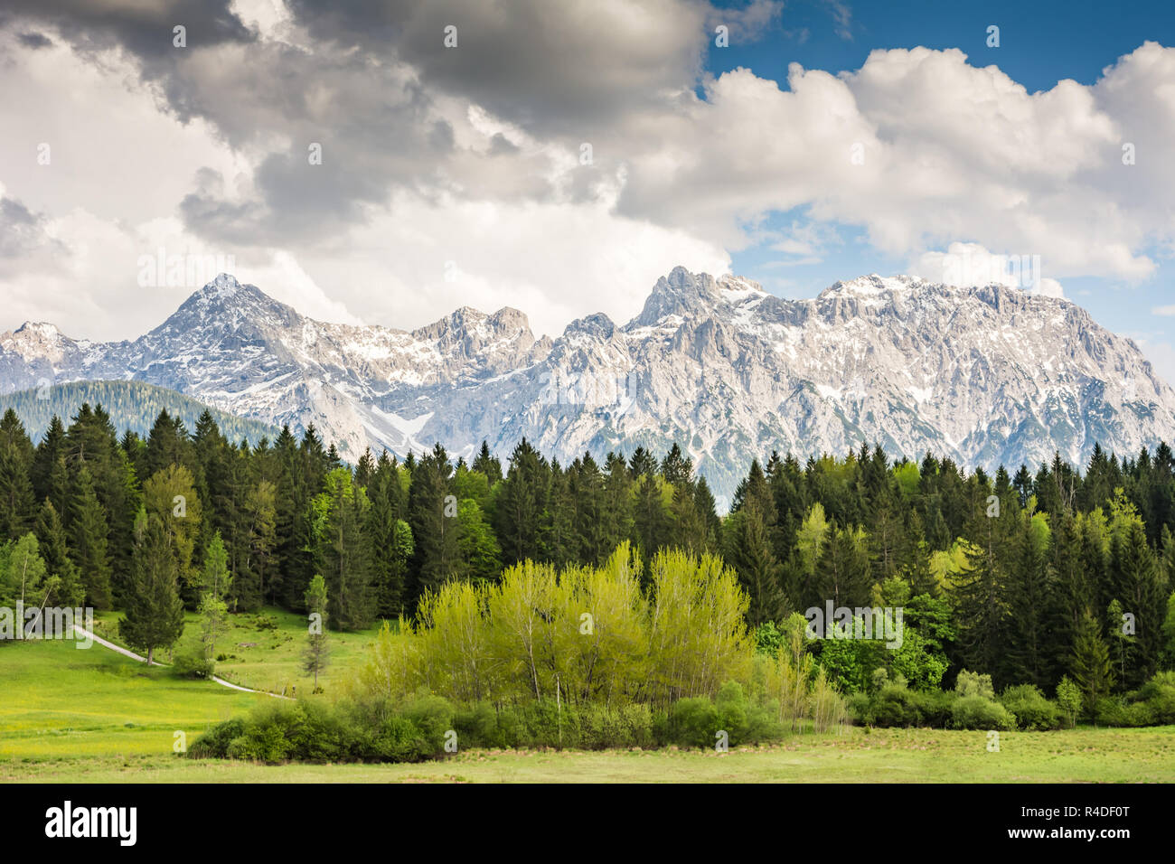 Montagne Karwendel nelle alpi della Bavaria Foto Stock