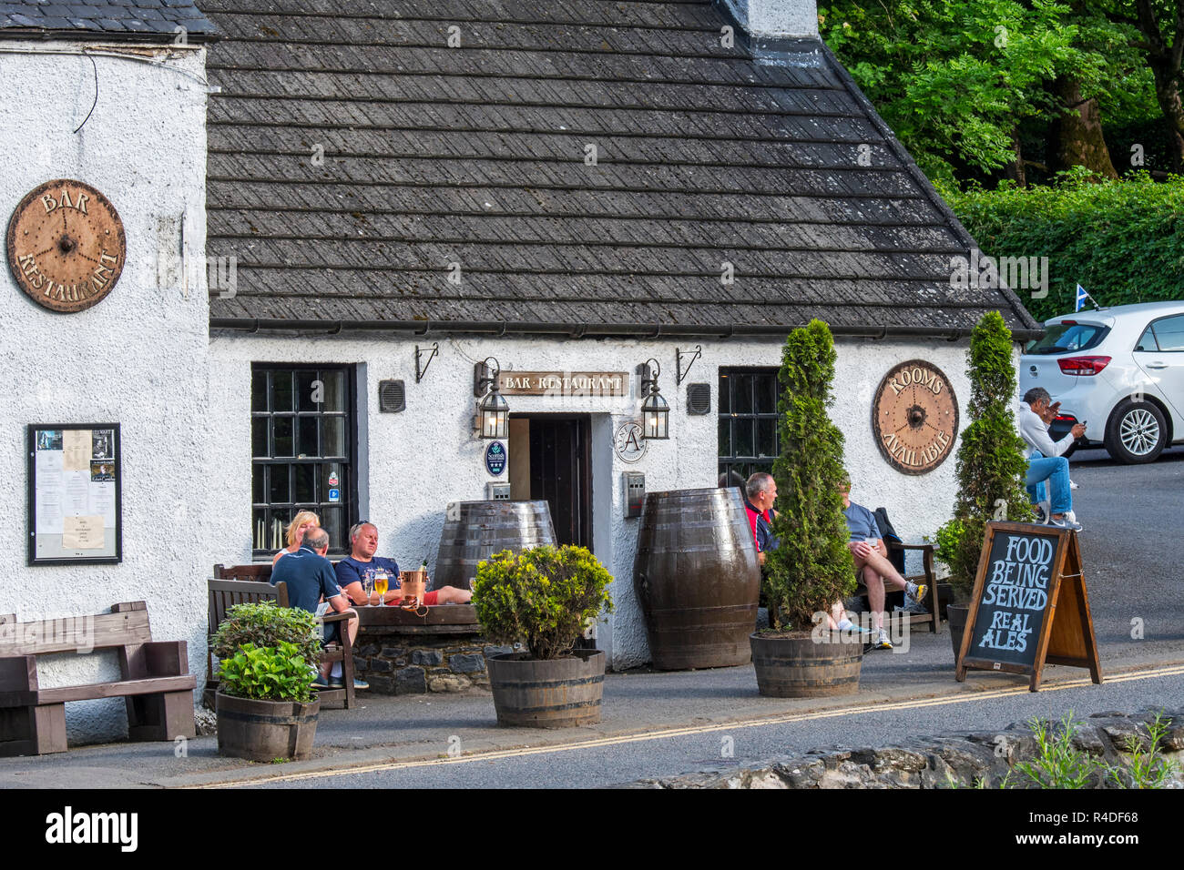 Xviii secolo Falls of Dochart Inn, hotel-ristorante nel villaggio Killin, Loch Lomond e il Trossachs NP, Stirling, Scozia, Regno Unito Foto Stock
