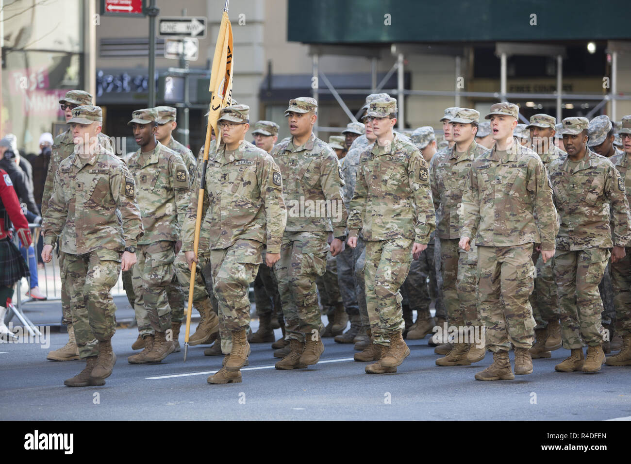 US Army reclute marzo a veterani del giorno Parade sulla Quinta Avenue in New York City. Foto Stock