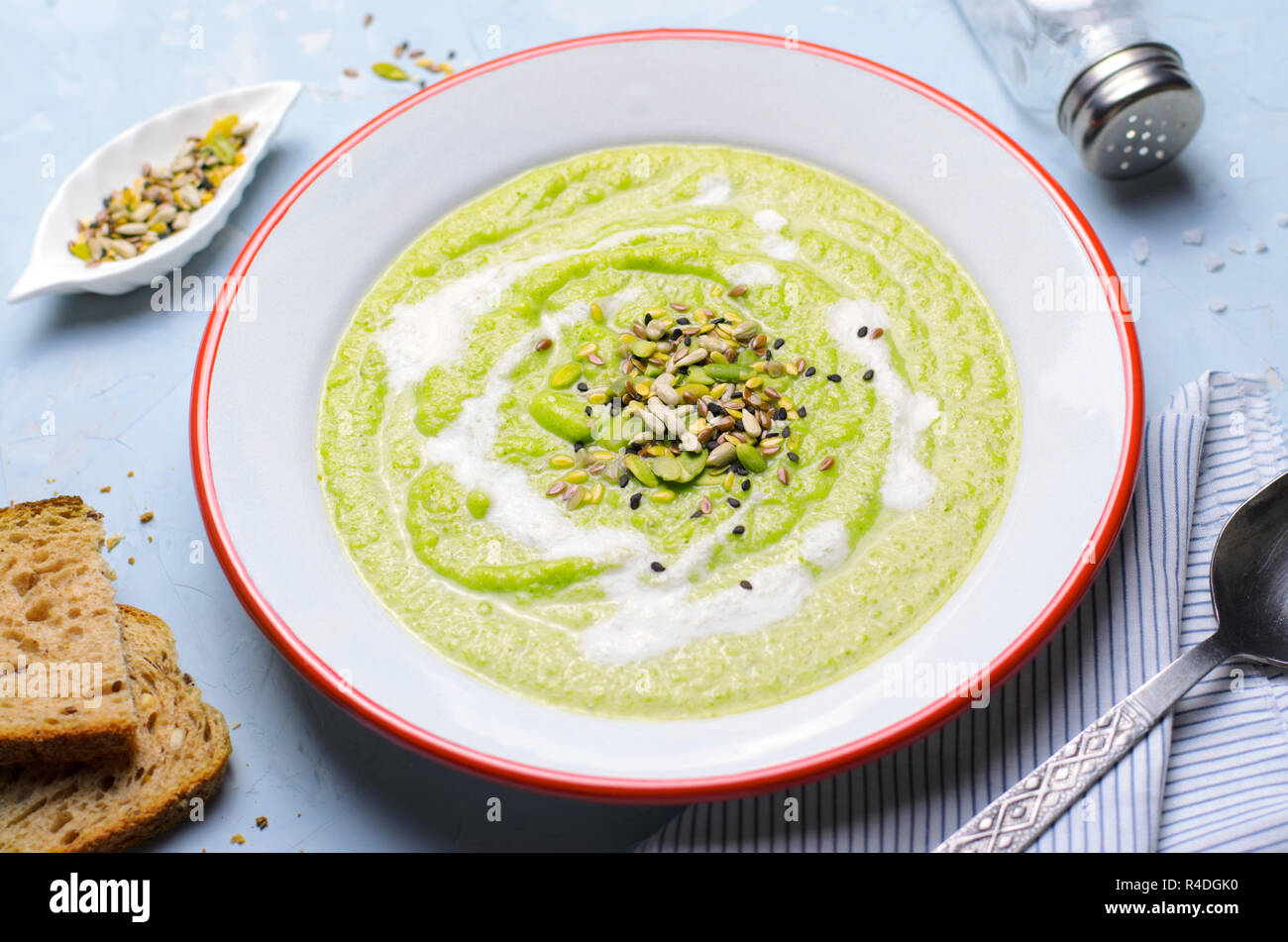 Green Vegan Crema di broccoli minestra con anacardi Latte e mix di sementi, Detox mangiare sano e delizioso pasto vegetariano Foto Stock