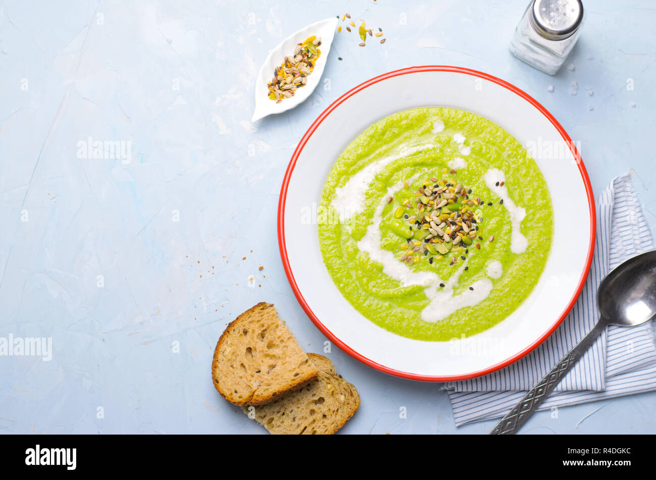 Green Vegan Crema di broccoli minestra con anacardi Latte e mix di sementi, Detox mangiare sano e delizioso pasto vegetariano Foto Stock