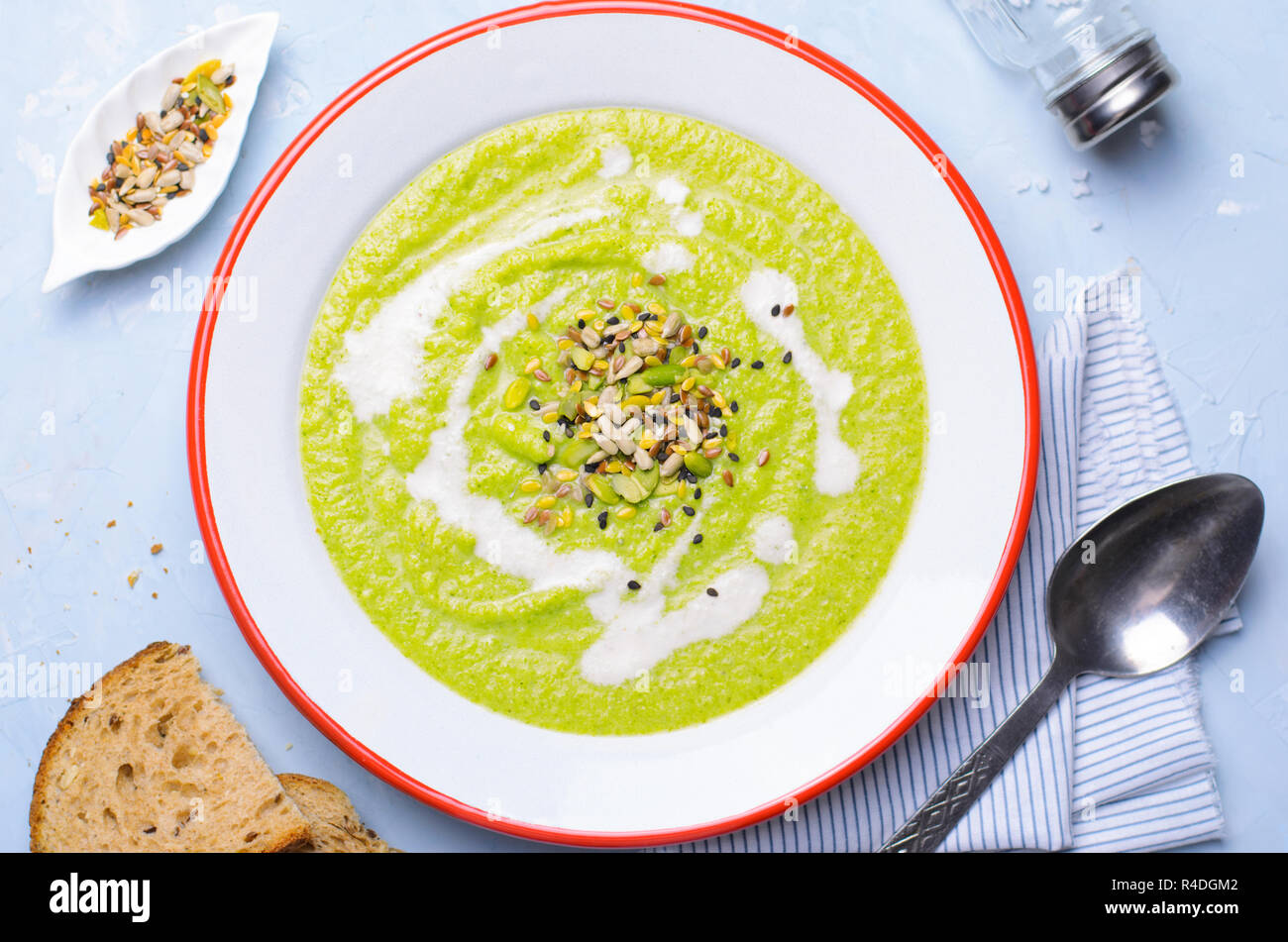 Green Vegan Crema di broccoli minestra con anacardi Latte e mix di sementi, Detox mangiare sano e delizioso pasto vegetariano Foto Stock